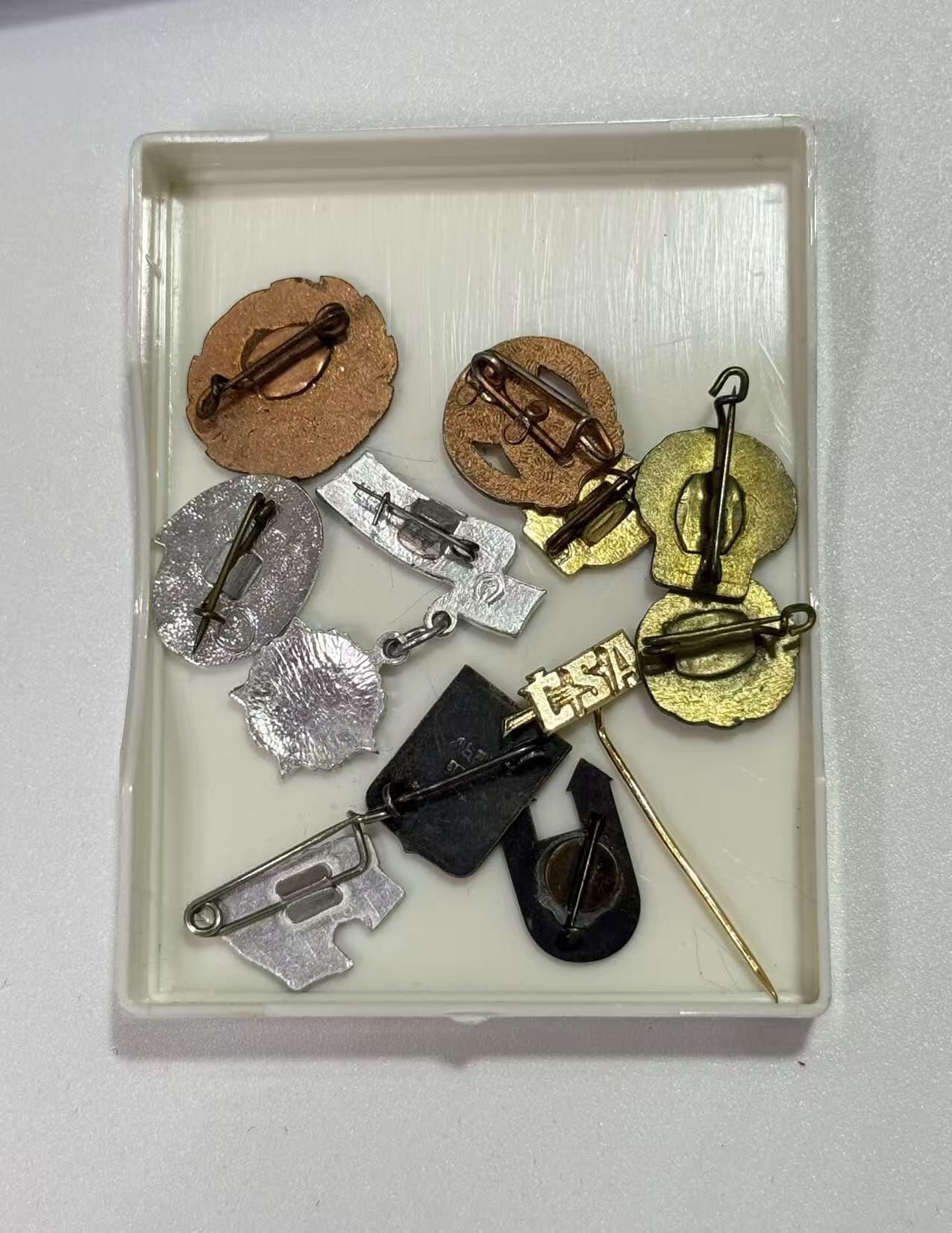 韵星假日精品2025秋季军品类拍卖会-- Rimey Holidays Boutique 2025 Autumn Militaria Sale 民主德国徽章一组带盒