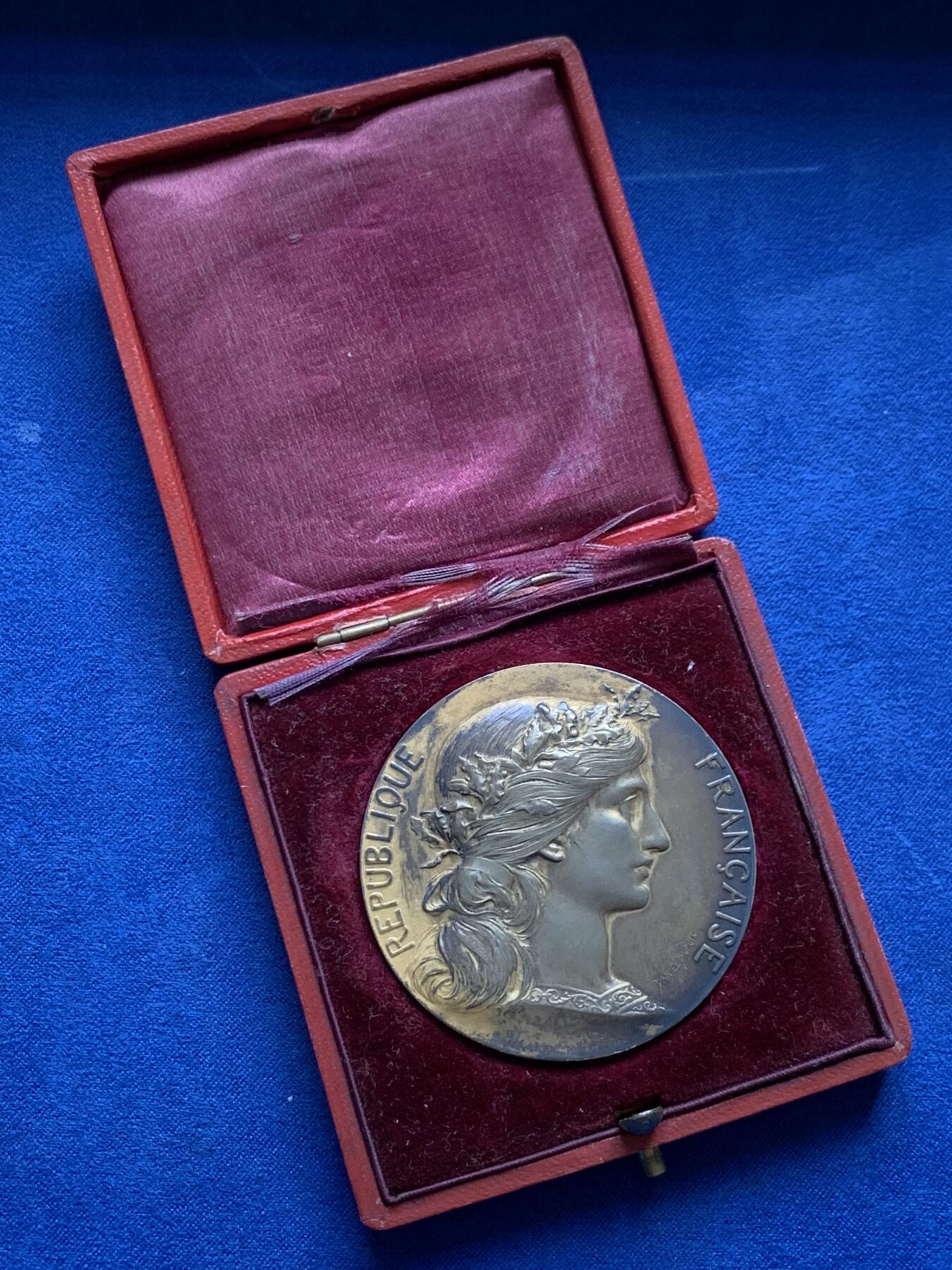 《竞宝斋》第434场 周日，周一2场连拍 （全场包邮） 法国射击比赛镀金银章 陆军部长颁发 65.95克 50mm 丰饶角2银标 带盒