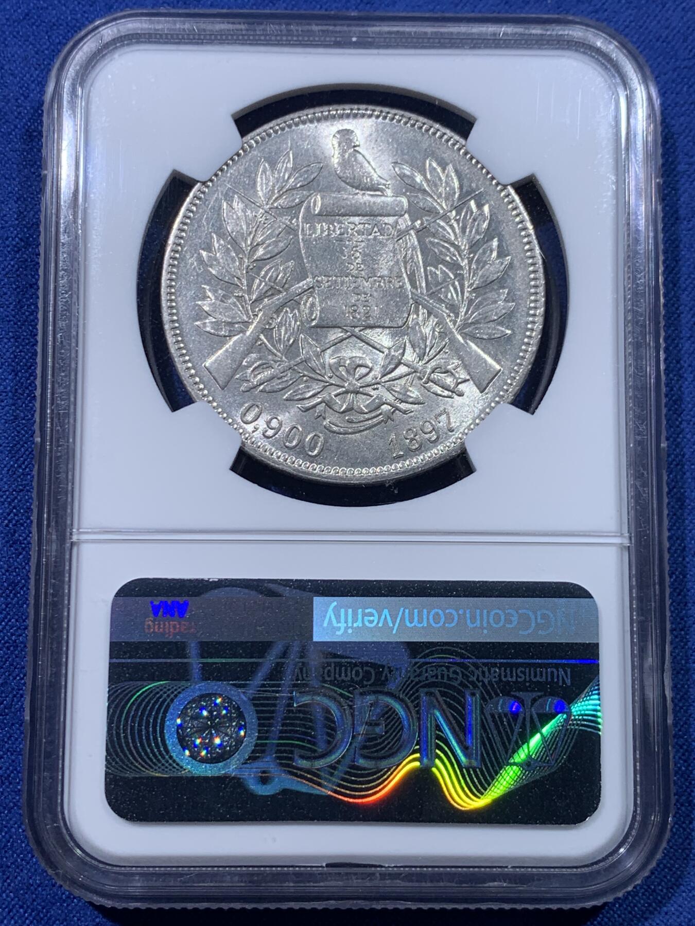 《竞宝斋》第434场 周日，周一2场连拍 （全场包邮） NGC AU58 危地马拉 1897年 坐人女神1比索银币，比1894年少见很多的关门年份，拉丁美洲热门品种，币面干净光度不错，值得收藏