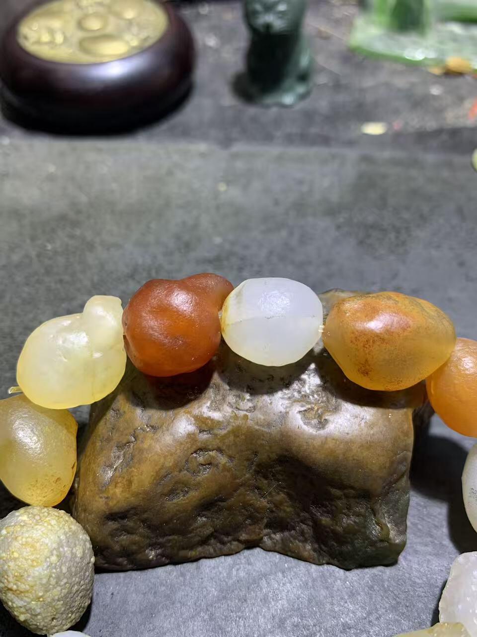 精美阿拉善彩珠玛瑙原石手串一条，。