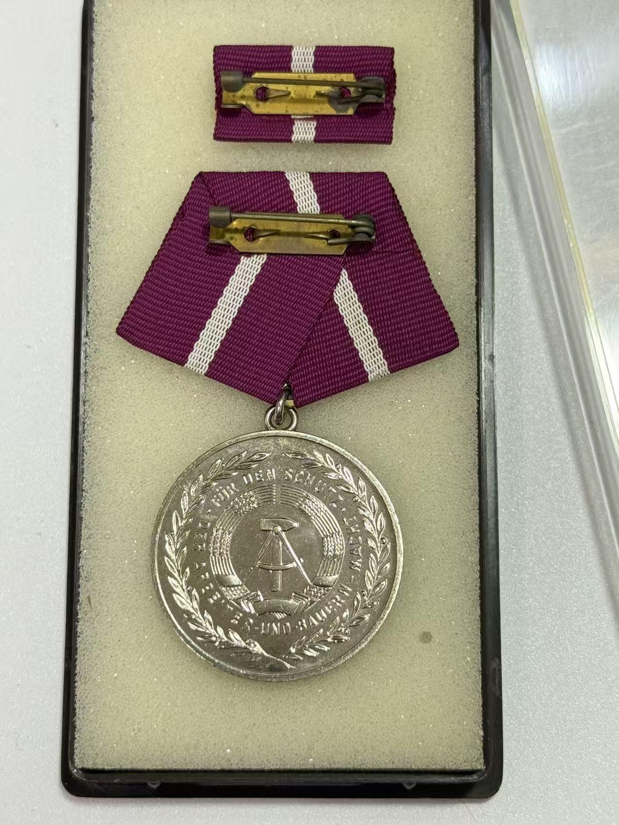 韵星假日精品2025秋季军品类拍卖会-- Rimey Holidays Boutique 2025 Autumn Militaria Sale 民主德国民防银级忠诚服役奖章带盒路