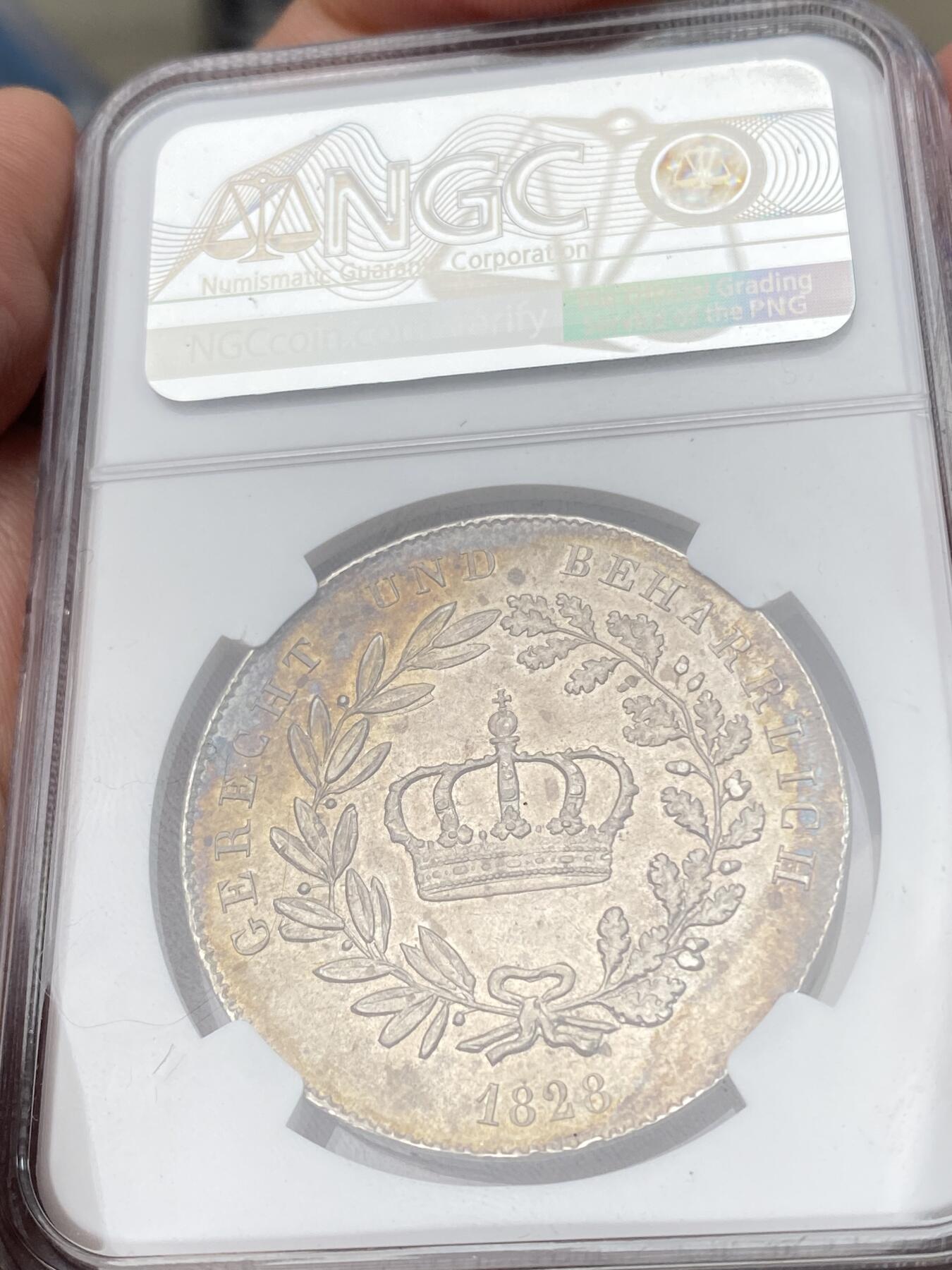 万国钱币拍卖第054期 NGC AU58 1828年德国巴伐利亚路德维希一世皇冠流通大泰勒 经典路一年轻头像早期流通版本 炫丽火烧云彩顶级包浆状态