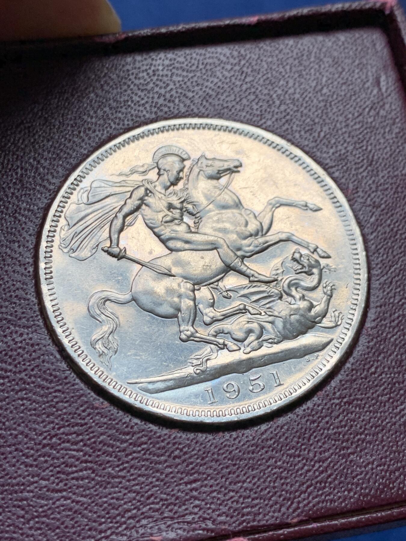 《竞宝斋》第434场 周日，周一2场连拍 （全场包邮） 英国1951年乔治六世马剑1克朗 两枚一组 带两种不同原盒 细节见图