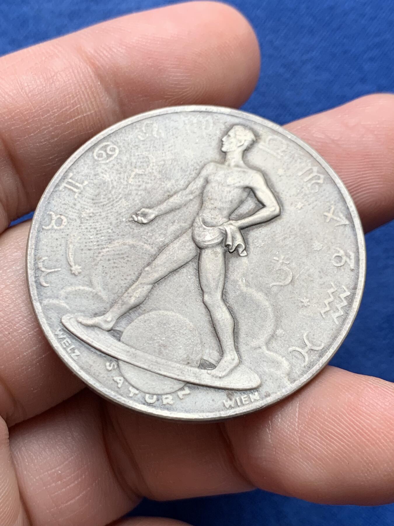 《竞宝斋》第434场 周日，周一2场连拍 （全场包邮） 1944年德国民族社会主义工人党党魁生日纪念大银章 罕见德系土星掌管日历银章 柏林厂铸 40MM 25.35克 背面下排书：GEBURTSTAG DES FUHRERS 20.APRIL 庆祝4月20日元首生日