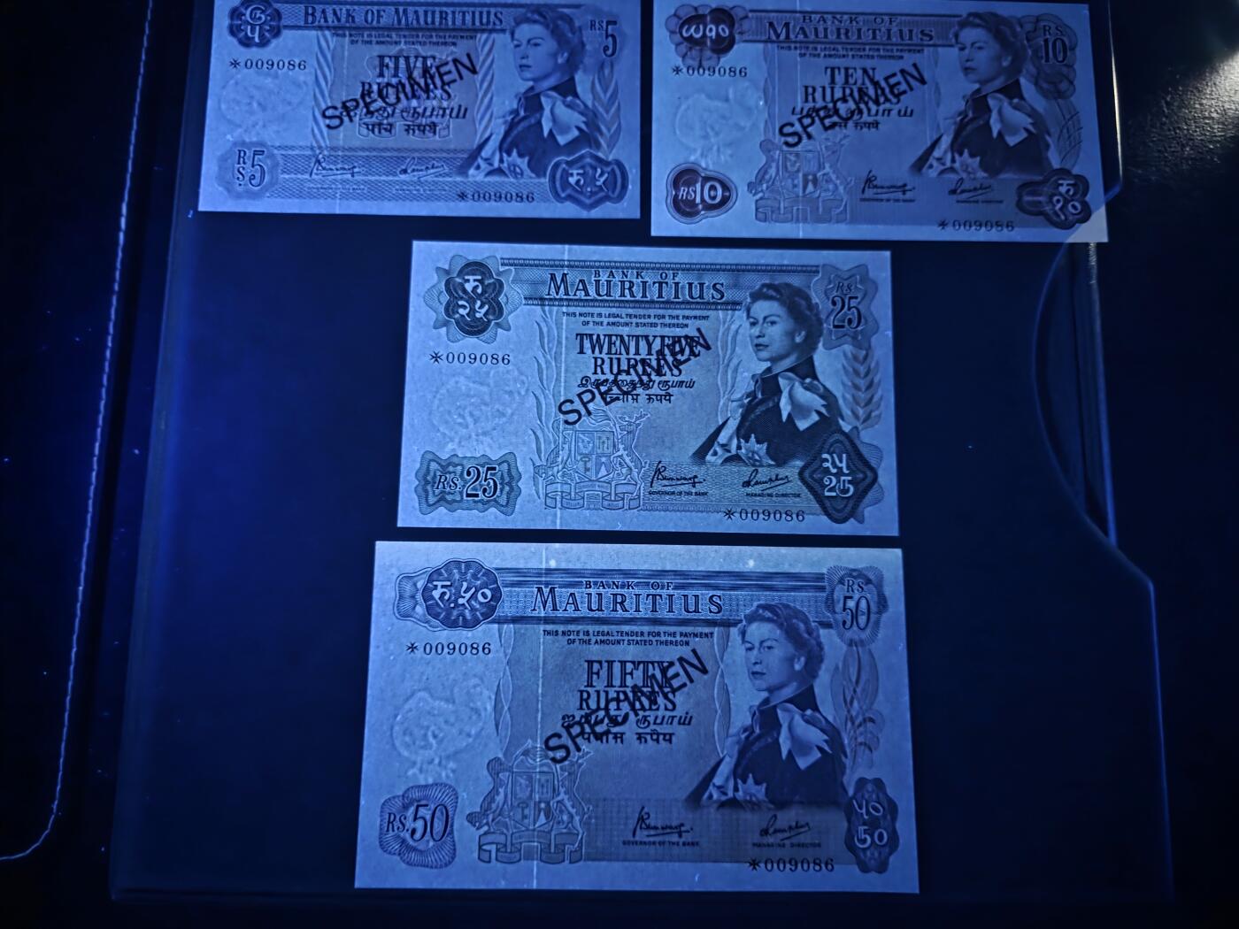 叁拾收藏第33期 毛里求斯戎装女王 样钞一套  UNC （个别有潮斑）