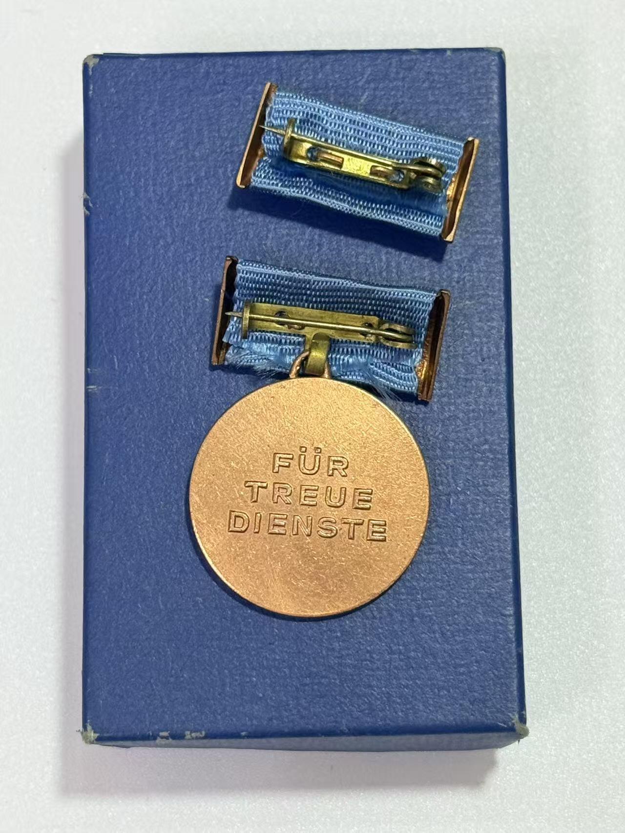 韵星假日精品2025秋季军品类拍卖会-- Rimey Holidays Boutique 2025 Autumn Militaria Sale 民主德国铜级民航忠诚服务奖章带盒略