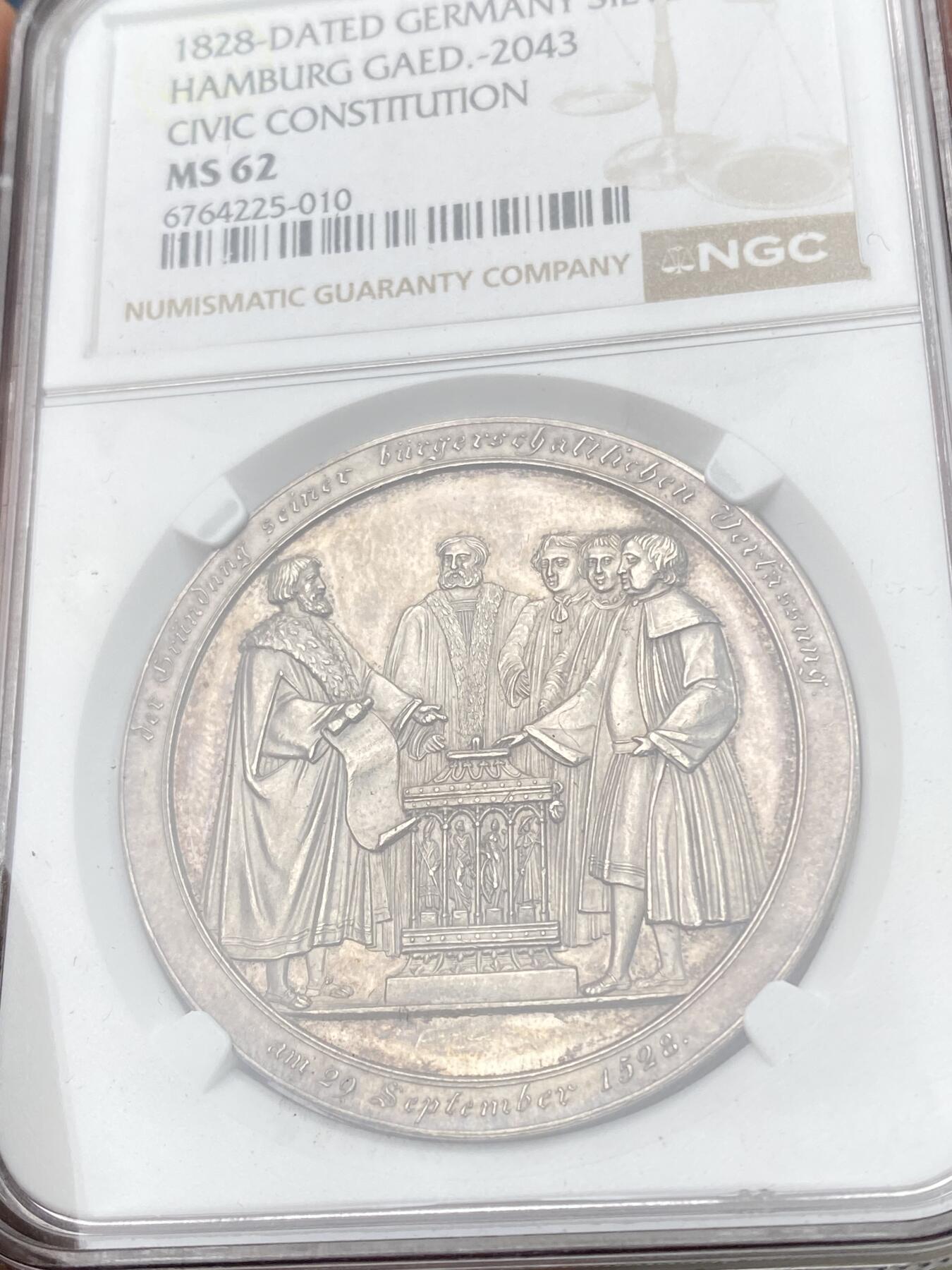 万国钱币拍卖第054期 NGC MS62 1828年德国汉堡纪念资产阶级宪法300周年大银章 正面汉堡市长与4位主教 背面5个教堂盾徽 300年前在宗教改革的影响下汉堡资产阶级宪法改革成功 德系名章之一 41.33MM 29G