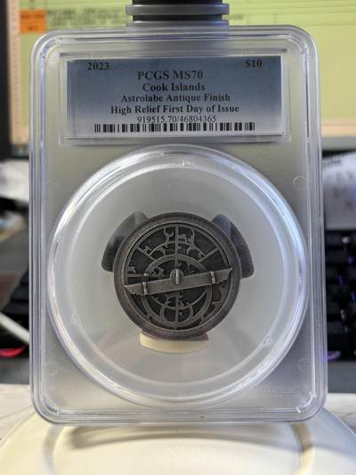 第180期拍卖【长期征集拍品】【北京币展专场】 - 库克群岛2023年历史仪器星盘2盎司高浮雕银币PCGS-MS70，直径45毫米加厚，铸造量1500枚，含纯银2盎司，仿古工艺处理，超立体高浮雕纪念银币，表面铸造非常精密，刻度如同真的仪器。状态一流，顶级高分，冠军分。2024克劳斯世界硬币大奖赛最佳克朗币。