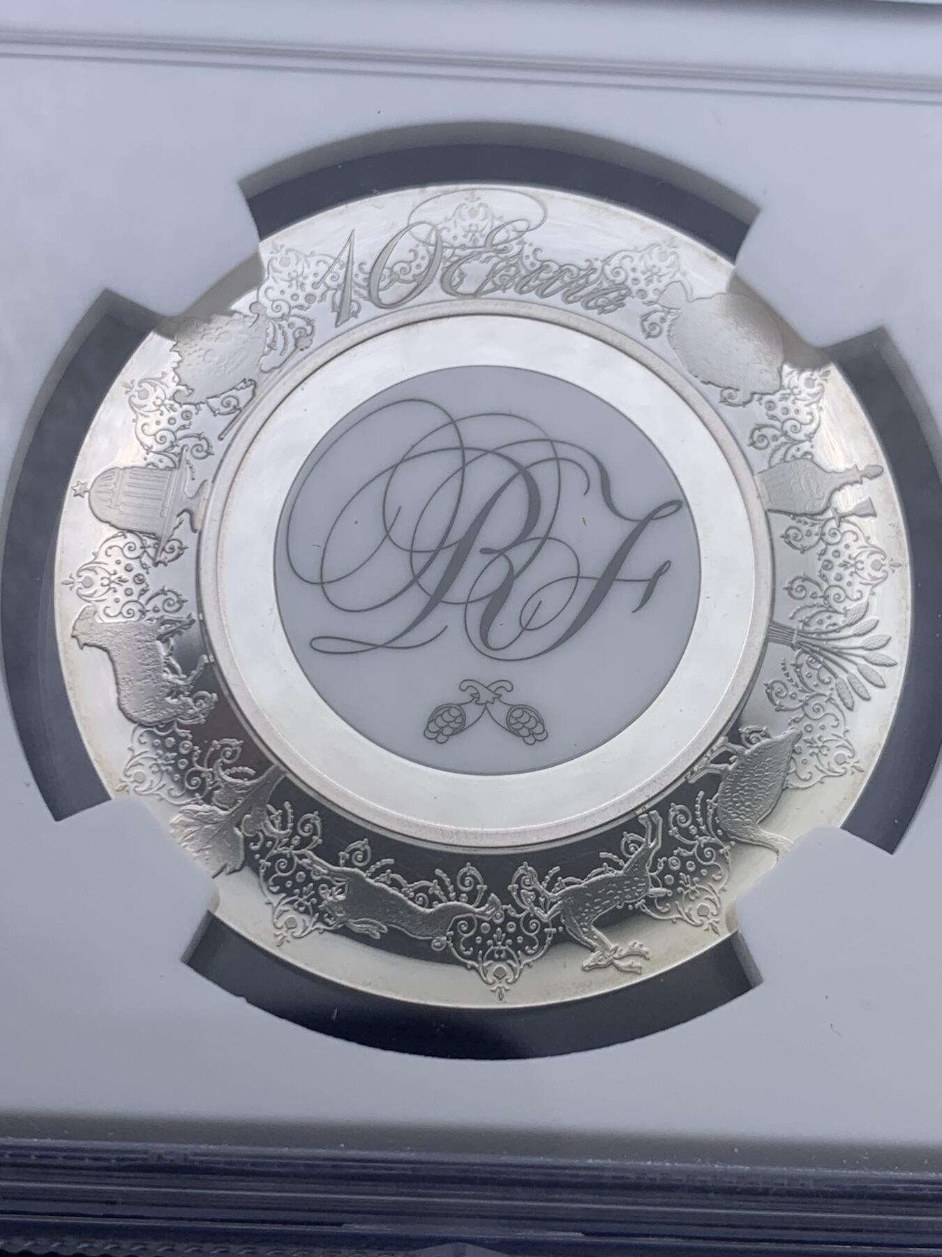 《竞宝斋》第434场 周日，周一2场连拍 （全场包邮） NGC PF69UC 法国2015年法兰西瑰宝-赛夫尔陶瓷10欧精制纪念银币（16.8克重，900银，币径37MM，限量发行5千枚，盒证齐全，袖珍银盘镶嵌陶瓷艺术品，回光流转熠熠生辉！）