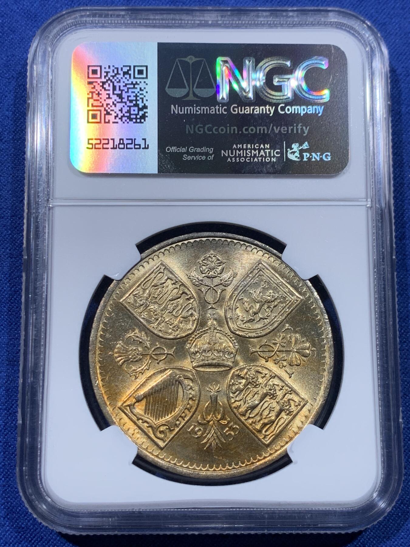 《竞宝斋》第434场 周日，周一2场连拍 （全场包邮） NGC MS64 英国1953年伊丽莎白二世女王登基纪念克朗，原汁原味黄金彩老包浆，包浆醇厚，转光强烈细节优秀，状态极佳。