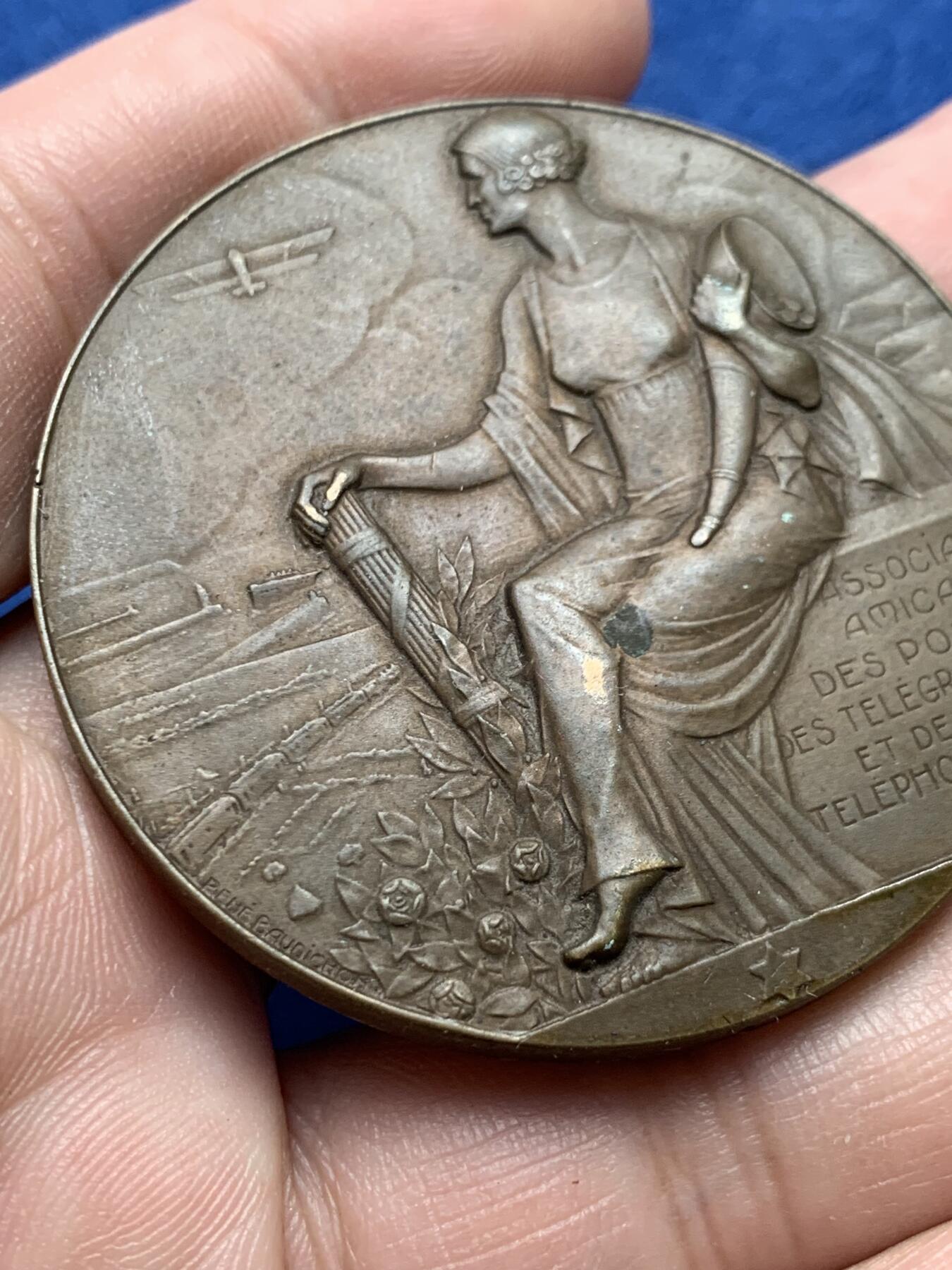 《竞宝斋》第434场 周日，周一2场连拍 （全场包邮） 法国1928年女神大铜章 手持丰饶角 细节清晰 背面埃菲尔铁塔 61.1克 49.8mm 三角铜标