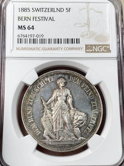 万国钱币拍卖第054期 - NGC MS64 1885年瑞士伯尔尼射击节5法郎大银币 经典熊邦射击系列 环绕金色包浆非常漂亮