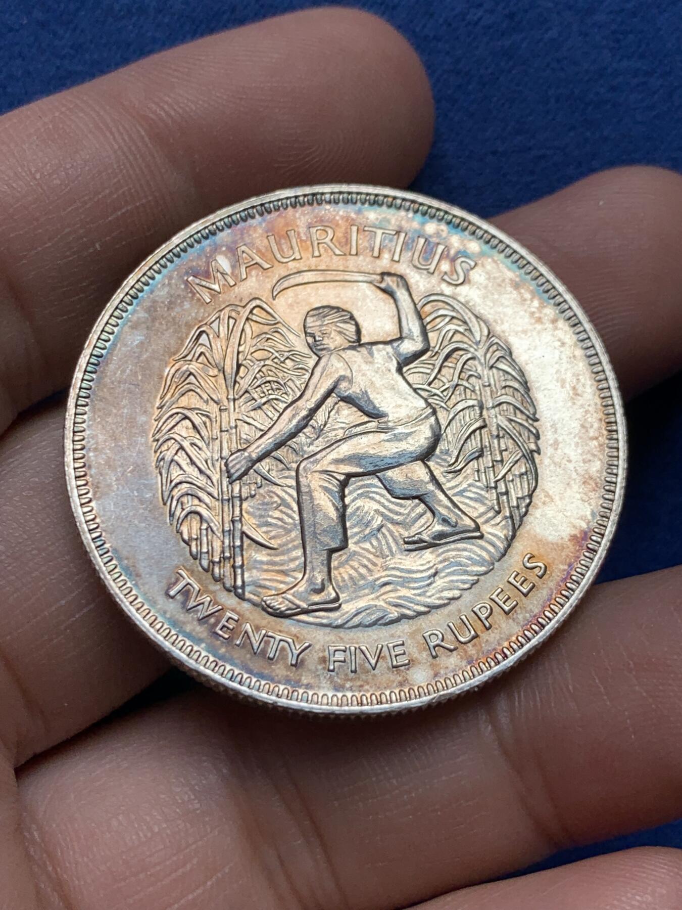 《竞宝斋》第434场 周日，周一2场连拍 （全场包邮） 毛里求斯1977年女王登基25周年28.46克大银币 带彩包浆