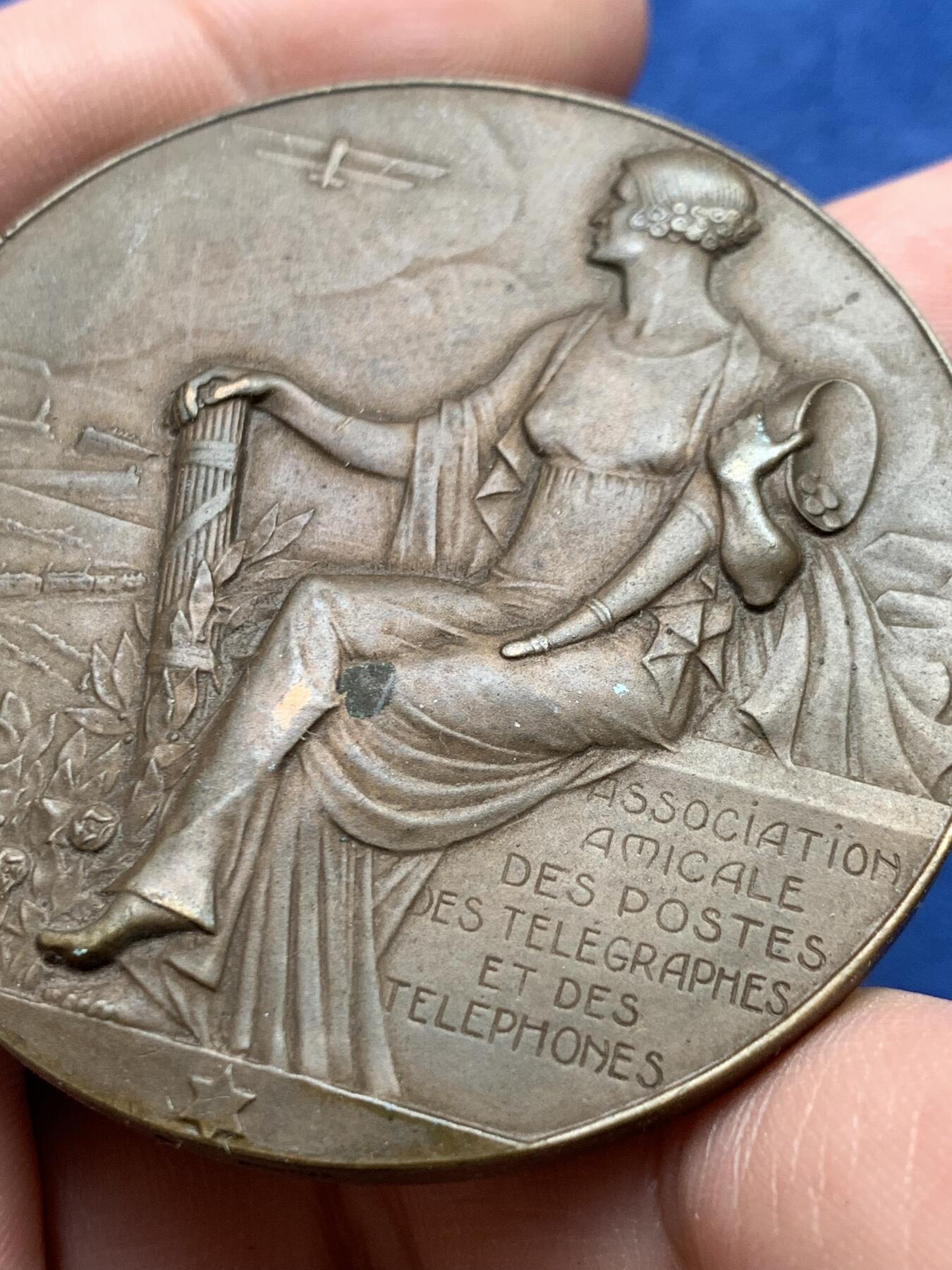 《竞宝斋》第434场 周日，周一2场连拍 （全场包邮） 法国1928年女神大铜章 手持丰饶角 细节清晰 背面埃菲尔铁塔 61.1克 49.8mm 三角铜标