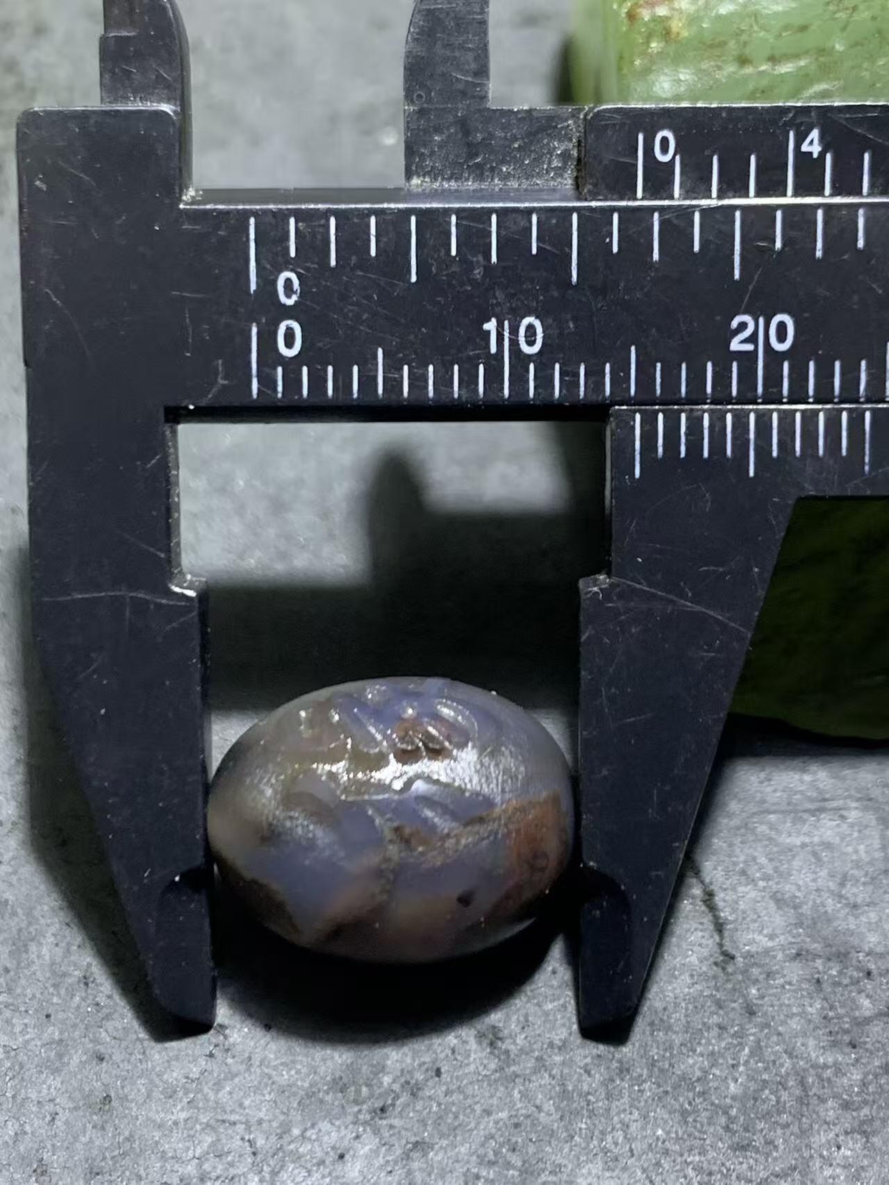 精美亚光风化纹冻料战国红玛瑙手工雕刻缘字随形珠一颗！