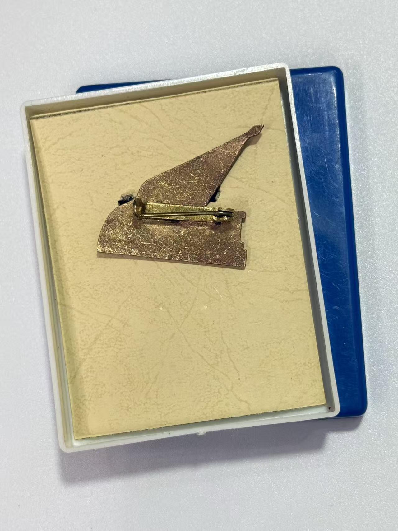 韵星假日精品2025秋季军品类拍卖会-- Rimey Holidays Boutique 2025 Autumn Militaria Sale 民主德国自由德国青年联盟第六次全国代表大会证章带盒