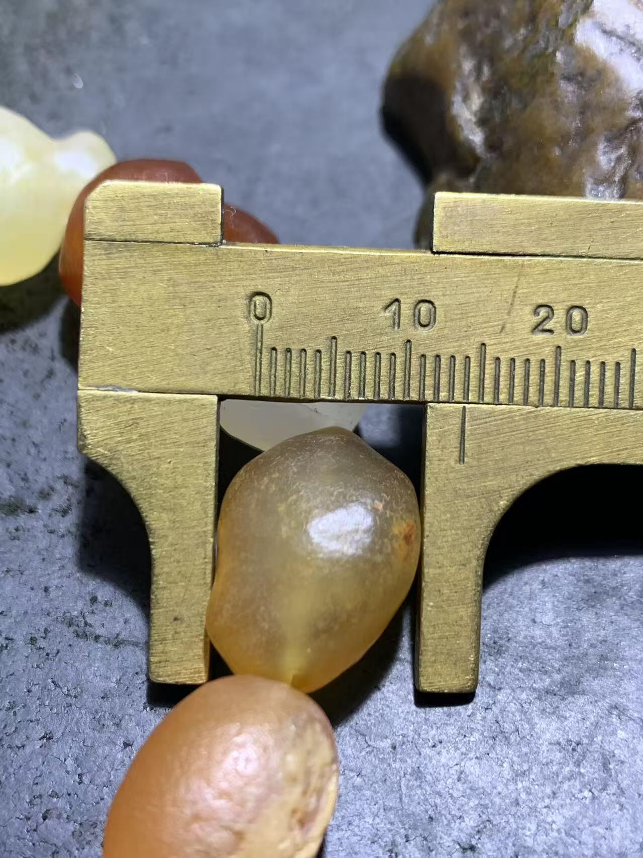 精美阿拉善彩珠玛瑙原石手串一条，。