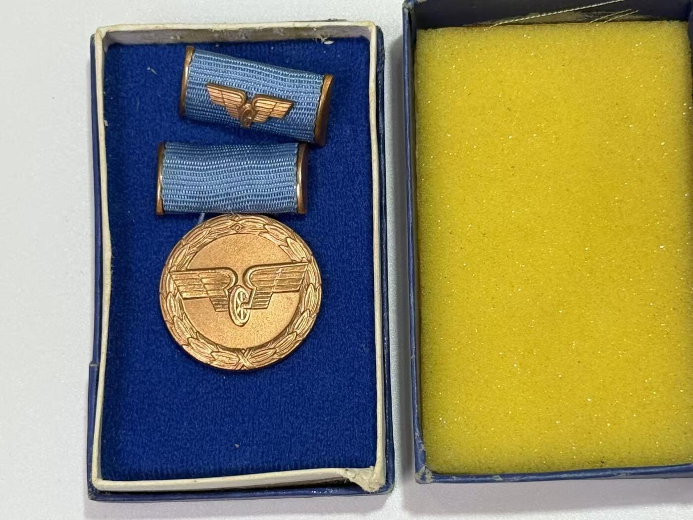 韵星假日精品2025秋季军品类拍卖会-- Rimey Holidays Boutique 2025 Autumn Militaria Sale 民主德国铜级民航忠诚服务奖章带盒略