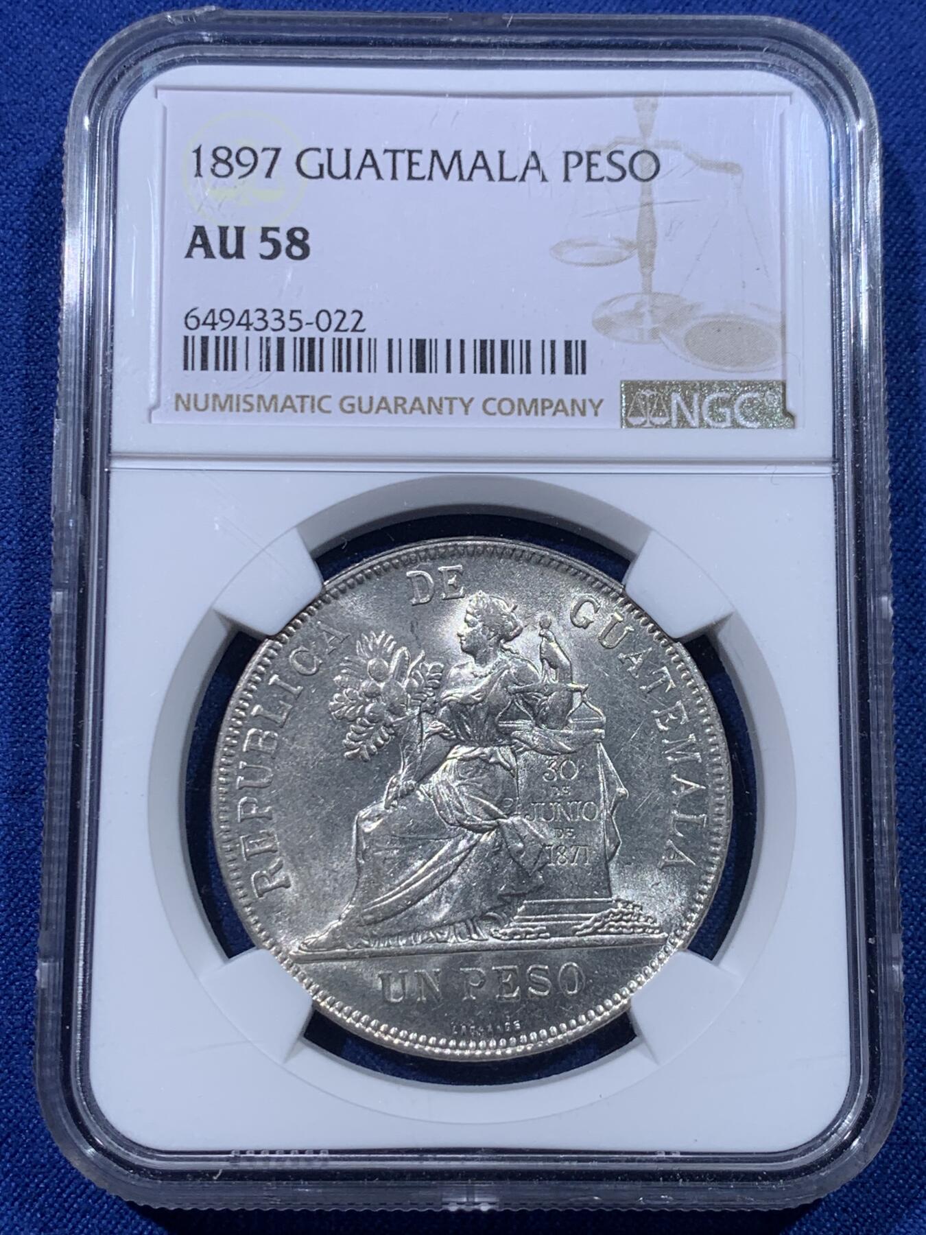 《竞宝斋》第434场 周日，周一2场连拍 （全场包邮） NGC AU58 危地马拉 1897年 坐人女神1比索银币，比1894年少见很多的关门年份，拉丁美洲热门品种，币面干净光度不错，值得收藏