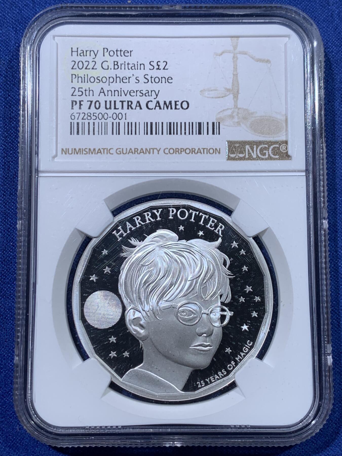 《竞宝斋》第434场 周日，周一2场连拍 （全场包邮） 四枚一组 NGC PF70UC 英国2022年/2023年发行哈利波特25周年精制纪念银币 哈利波特与魔法石2英镑（1盎司克重，999银，币径38.61MM，限量发行1万5千枚，盒证齐全）+霍格沃兹特快列车5英镑 加厚版（2盎司克重，999银，币径38.61MM，限量发行760枚）+邓布利多教授2英镑（1盎司克重，999银，币径38.61MM，限量发行5千枚）+首期 霍格沃茨魔法学院2英镑（1盎司