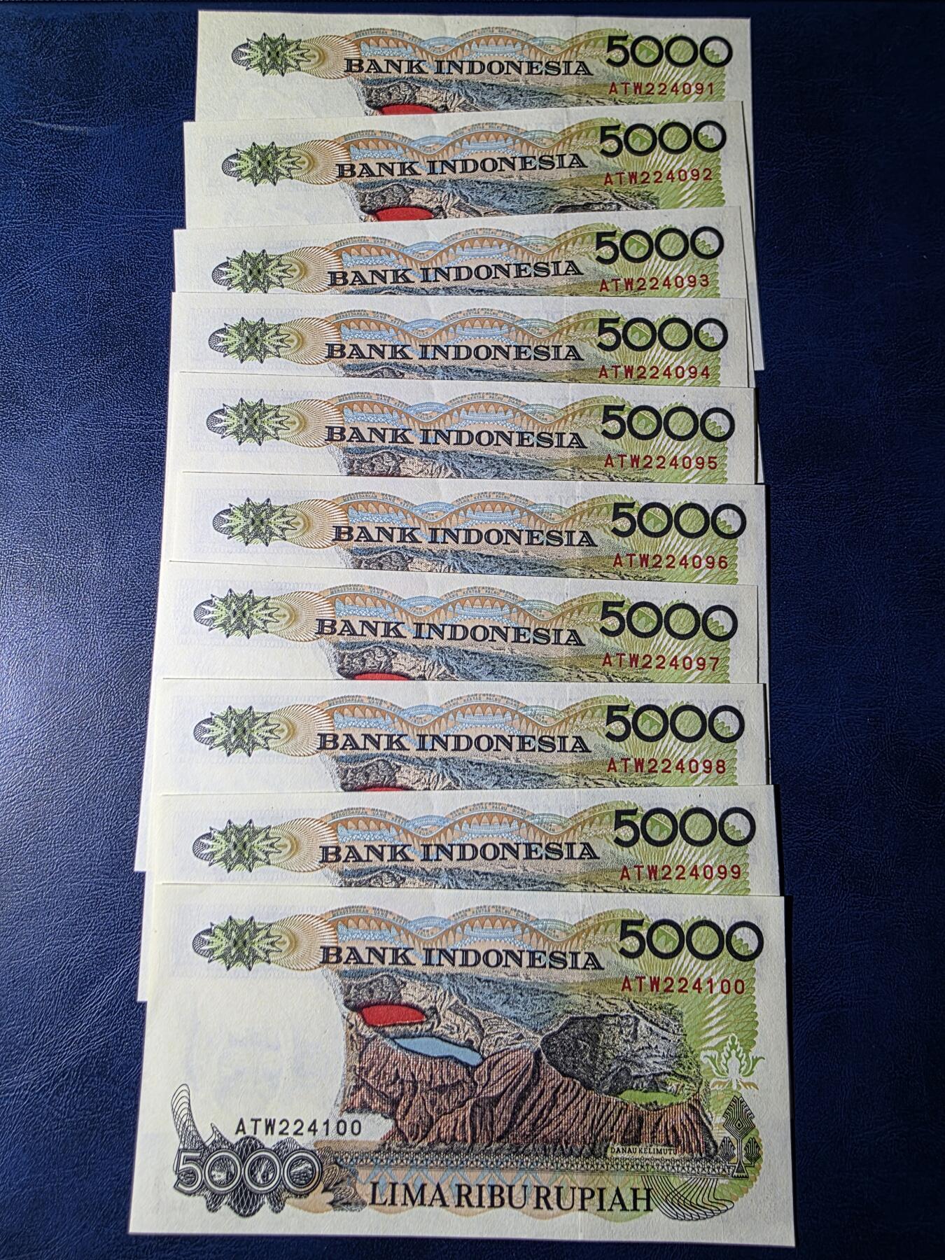 叁拾收藏第33期 印度尼西亚92年5000卢比10张连号（三色湖，克里穆图火山） UNC