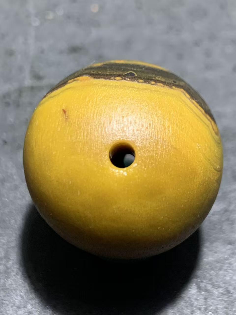 精美亚光鸡油黄战国红玛瑙原皮天眼纹2.0圆珠一个！