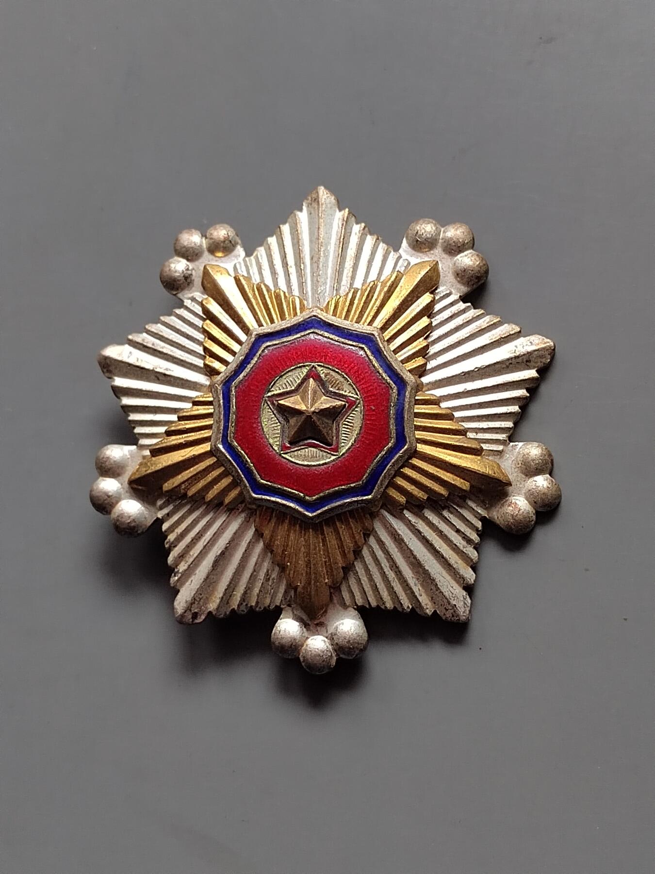 朝鲜二级国旗勋章竖针版