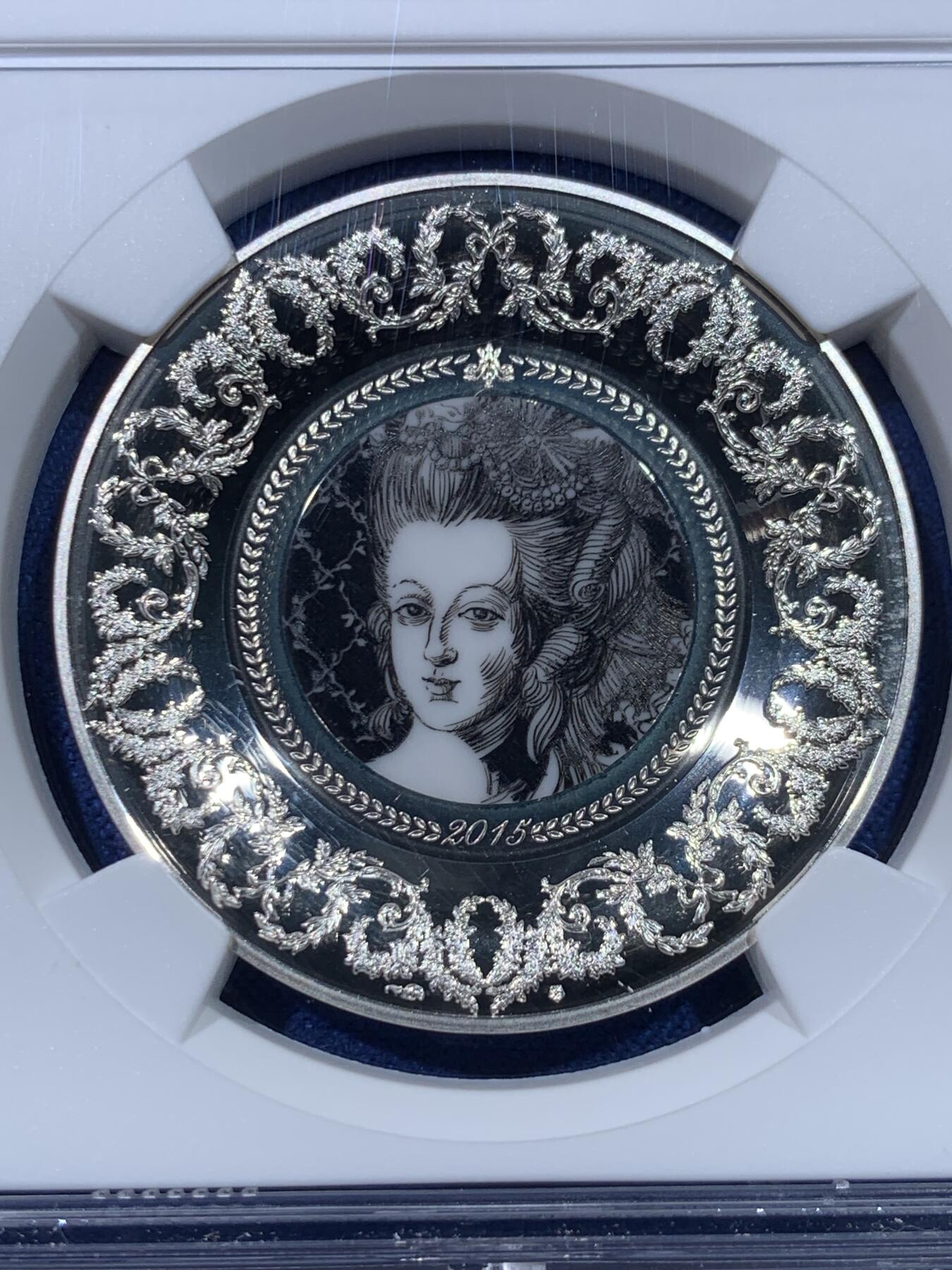 《竞宝斋》第434场 周日，周一2场连拍 （全场包邮） NGC PF69UC 法国2015年法兰西瑰宝-赛夫尔陶瓷10欧精制纪念银币（16.8克重，900银，币径37MM，限量发行5千枚，盒证齐全，袖珍银盘镶嵌陶瓷艺术品，回光流转熠熠生辉！）