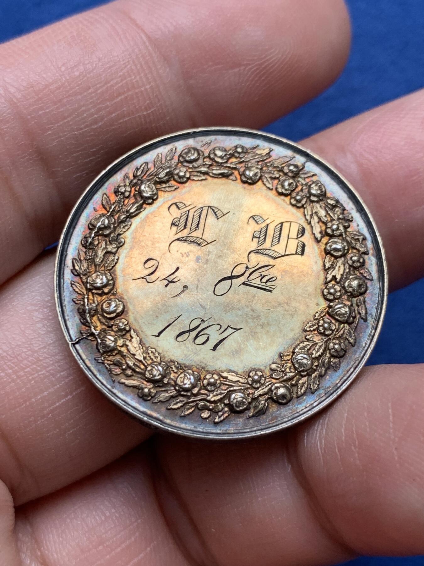 《竞宝斋》第434场 周日，周一2场连拍 （全场包邮） 法国婚礼银章 蜜蜂银标 11.9克 30mm 背面带手工刻字 包浆漂亮