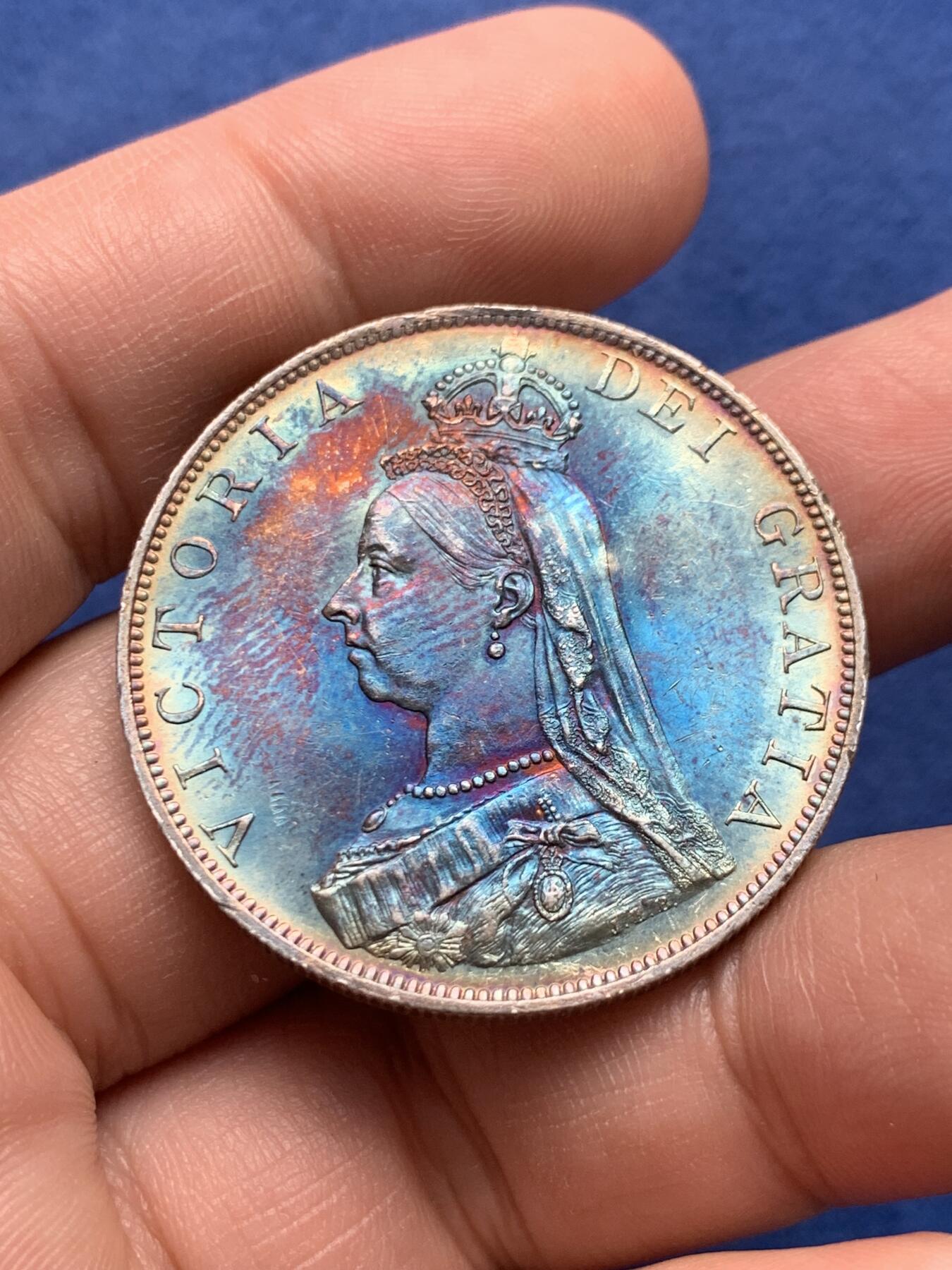 《竞宝斋》第434场 周日，周一2场连拍 （全场包邮） 英国1887年维多利亚高冠双弗洛林4先令大银币 奇幻环彩包浆 底板丝滑 层次分明 细节见图