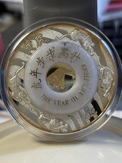 第180期拍卖【长期征集拍品】【北京币展专场】 - 老挝2022年中国生肖系列虎年2盎司镶金玉纪念银币，999银，发行2888枚，有氧化