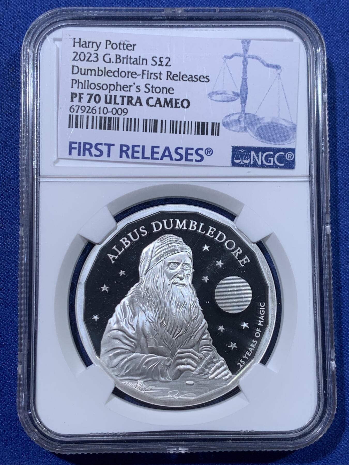 《竞宝斋》第434场 周日，周一2场连拍 （全场包邮） 四枚一组 NGC PF70UC 英国2022年/2023年发行哈利波特25周年精制纪念银币 哈利波特与魔法石2英镑（1盎司克重，999银，币径38.61MM，限量发行1万5千枚，盒证齐全）+霍格沃兹特快列车5英镑 加厚版（2盎司克重，999银，币径38.61MM，限量发行760枚）+邓布利多教授2英镑（1盎司克重，999银，币径38.61MM，限量发行5千枚）+首期 霍格沃茨魔法学院2英镑（1盎司