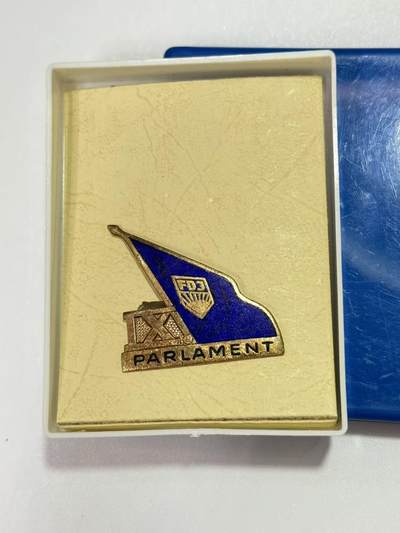 韵星假日精品2025秋季军品类拍卖会-- Rimey Holidays Boutique 2025 Autumn Militaria Sale - 民主德国自由德国青年联盟第六次全国代表大会证章带盒