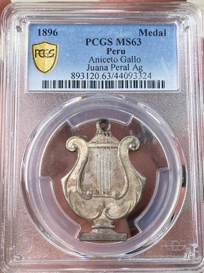 万国钱币拍卖第054期 - PCGS MS63 1896年秘鲁银制竖琴形洗礼勋章 背面铭文：安尼塞托·加洛与胡安娜·佩拉尔·利马 1896年1月20日米格尔·加列奥·迪埃斯·路易莎·W·德·佩拉尔  极美珍珠底色婚礼纪念银章 带原出售标签