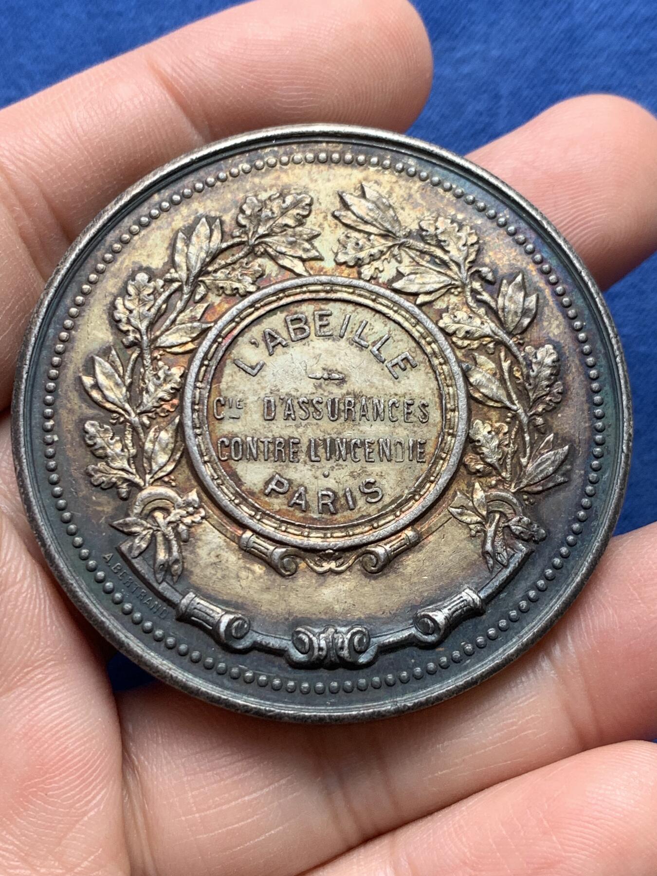 《竞宝斋》第434场 周日，周一2场连拍 （全场包邮） 法国巴黎雅典娜女神大银章 丰饶角银标 62.05克 50.6mm 12点处有钻孔