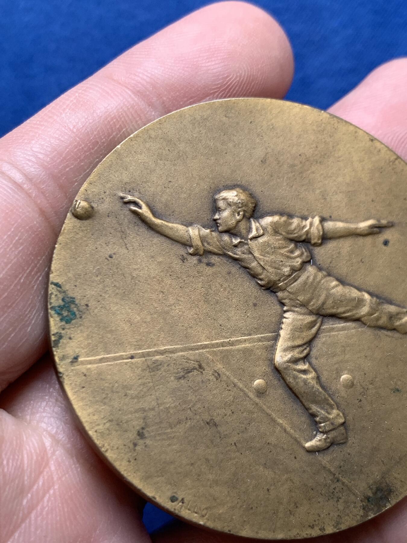 《竞宝斋》第434场 周日，周一2场连拍 （全场包邮） 手球比赛铜章 52.55克 50.1mm 三角铜标