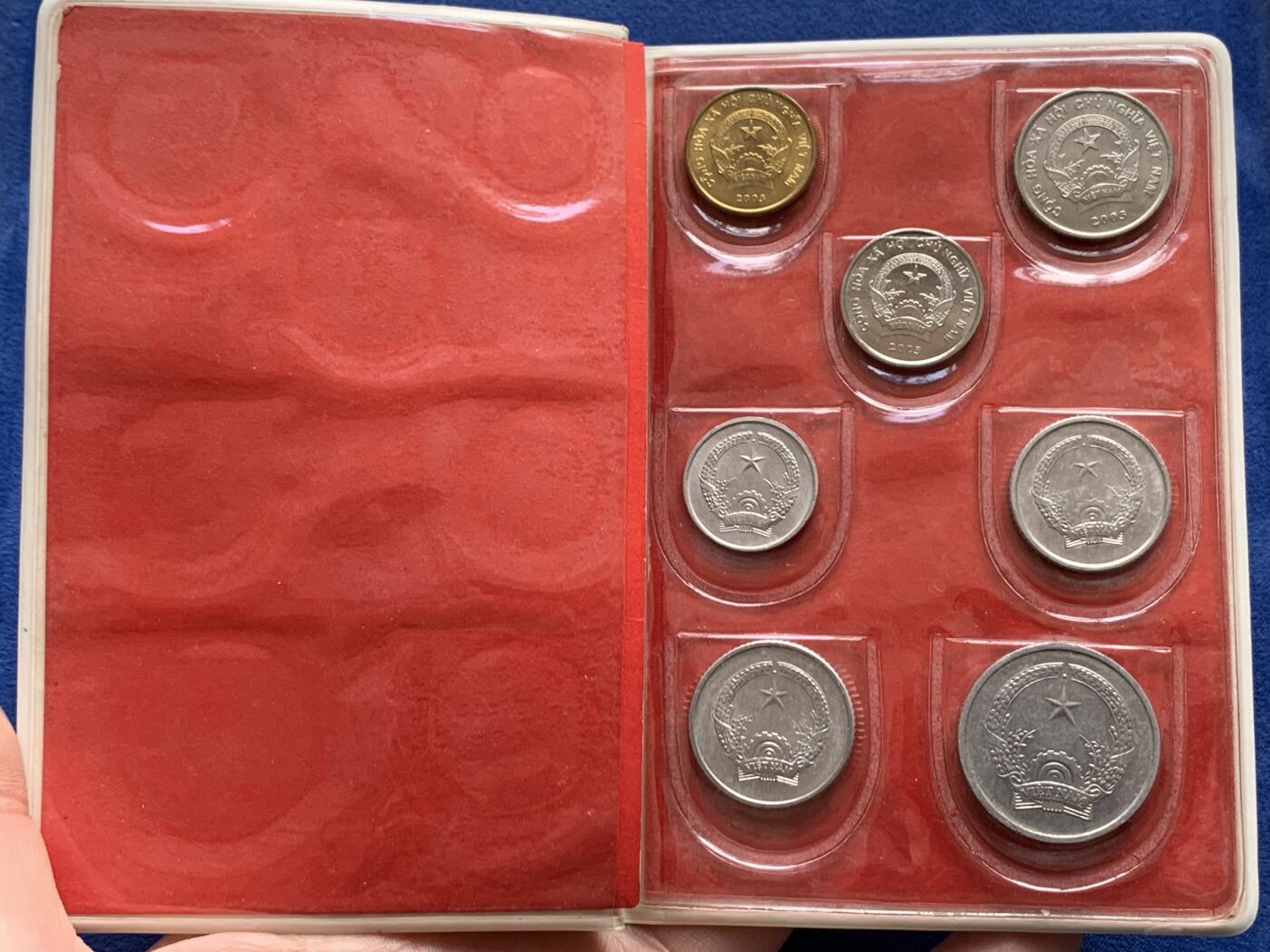 《竞宝斋》第434场 周日，周一2场连拍 （全场包邮） 越南 7枚装 套币 比较少见的装帧方式 年份 状态 请见图