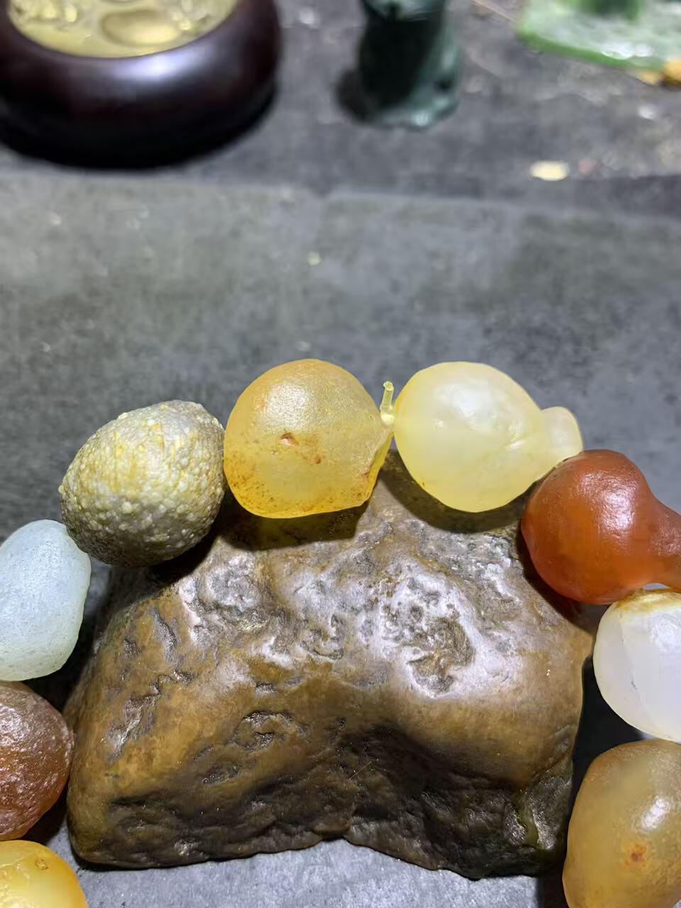 精美阿拉善彩珠玛瑙原石手串一条，。