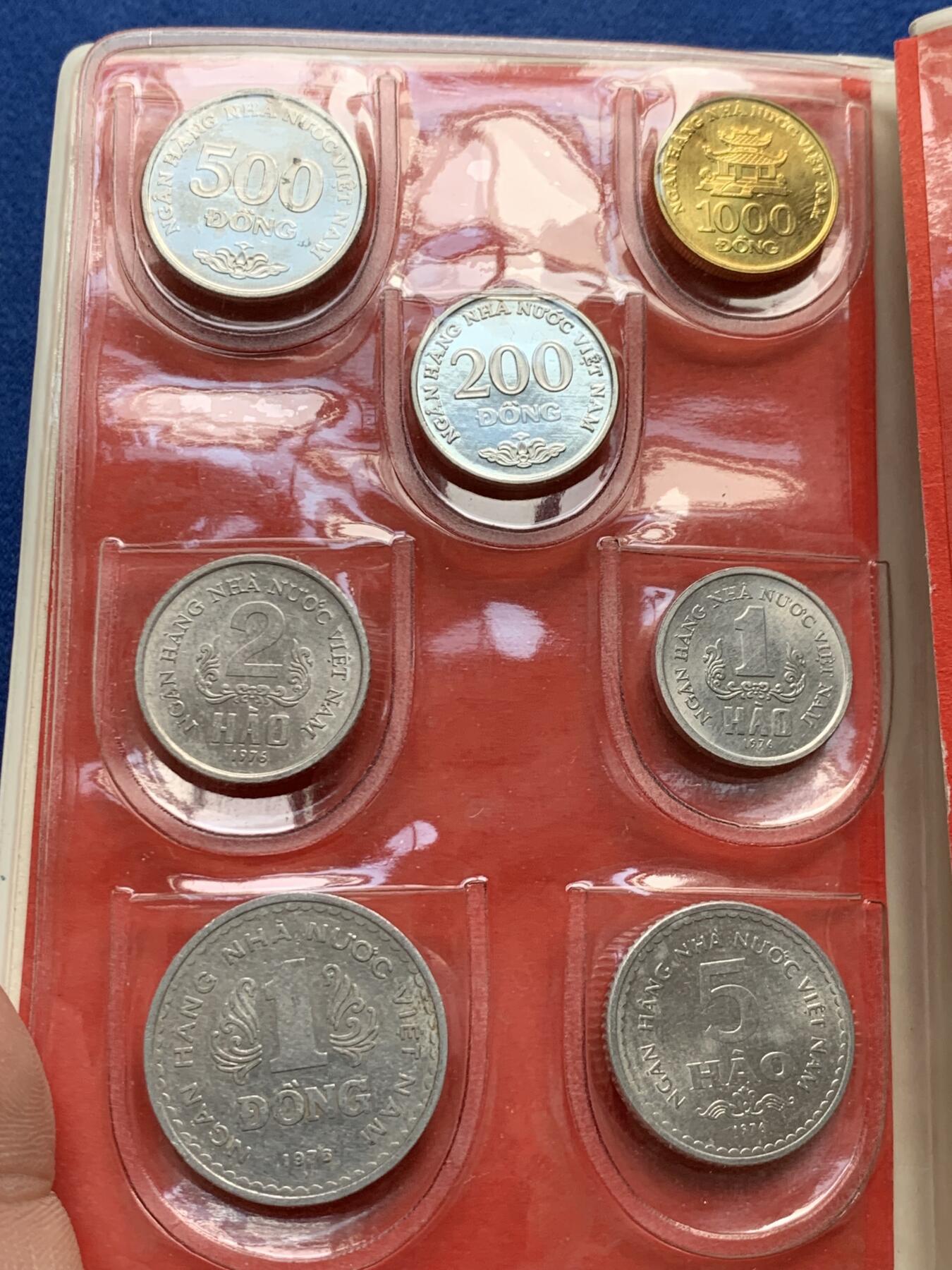 《竞宝斋》第434场 周日，周一2场连拍 （全场包邮） 越南 7枚装 套币 比较少见的装帧方式 年份 状态 请见图