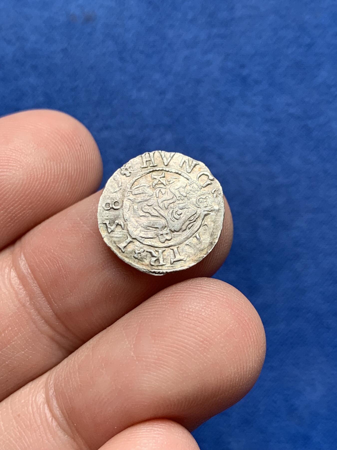 《竞宝斋》第434场 周日，周一2场连拍 （全场包邮） 1580年 神圣罗马帝国鲁道夫二世第纳尔银币  0.51克，UNC原光品相，稀少的皇帝版本，圣母抱婴。