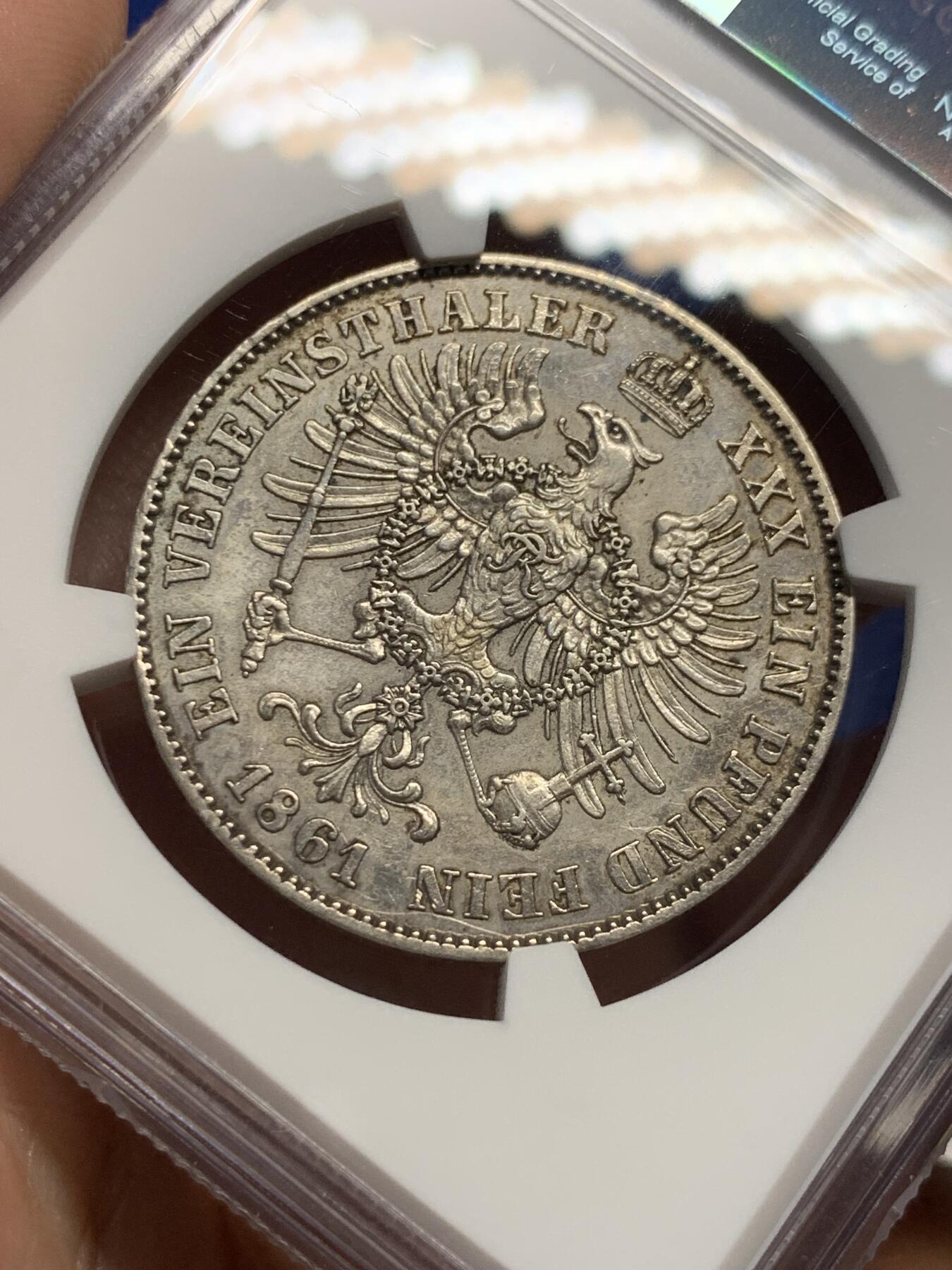 《竞宝斋》第434场 周日，周一2场连拍 （全场包邮） NGC AUD 德国 1861A 普鲁士威廉国王登基首年离冠鹰1泰勒银币 少见版面