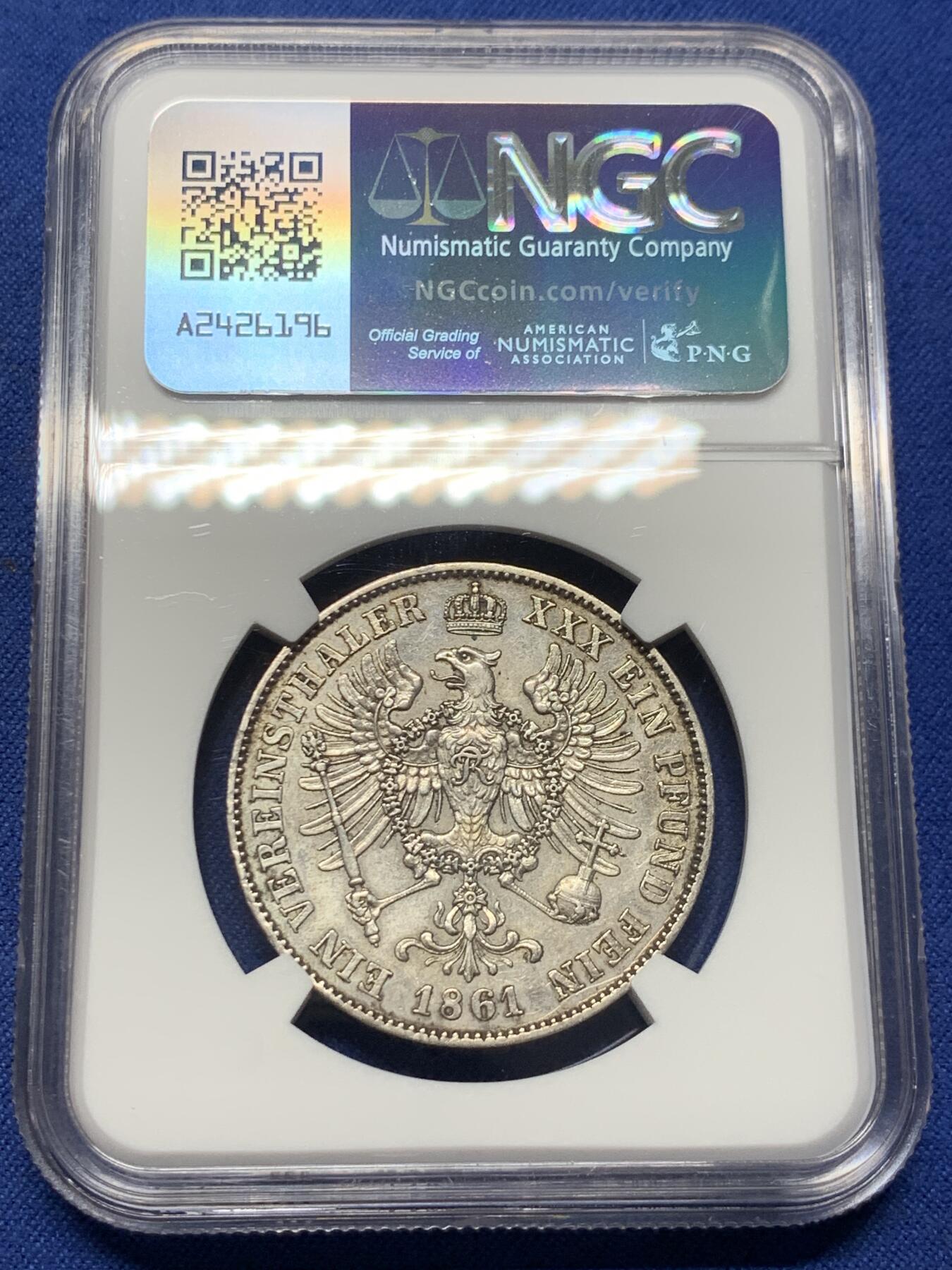 《竞宝斋》第434场 周日，周一2场连拍 （全场包邮） NGC AUD 德国 1861A 普鲁士威廉国王登基首年离冠鹰1泰勒银币 少见版面