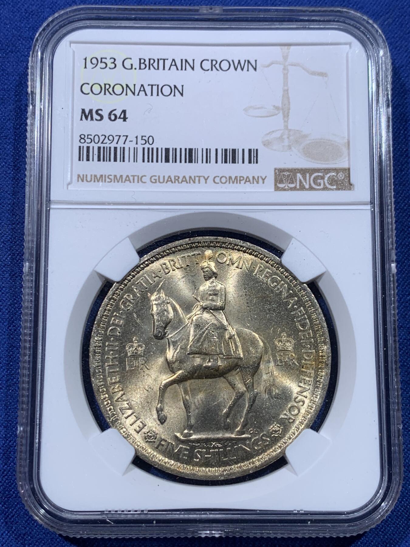 《竞宝斋》第434场 周日，周一2场连拍 （全场包邮） NGC MS64 英国1953年伊丽莎白二世女王登基纪念克朗，原汁原味黄金彩老包浆，包浆醇厚，转光强烈细节优秀，状态极佳。