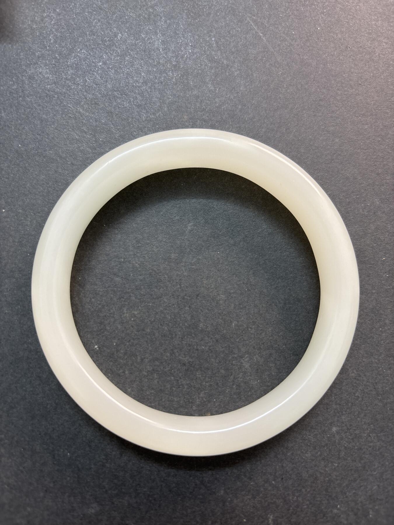 文馨钱币收藏第 278 场，银元，纸币，铜章场 长期接收代拍品 玉镯带盒子一个，什么货不懂