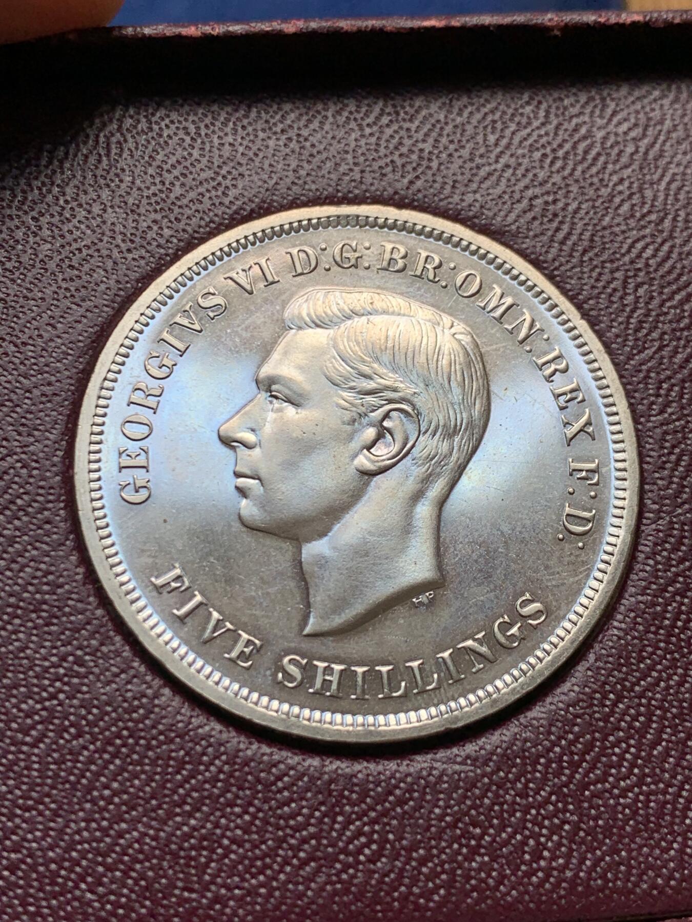 《竞宝斋》第434场 周日，周一2场连拍 （全场包邮） 英国1951年乔治六世马剑1克朗 两枚一组 带两种不同原盒 细节见图