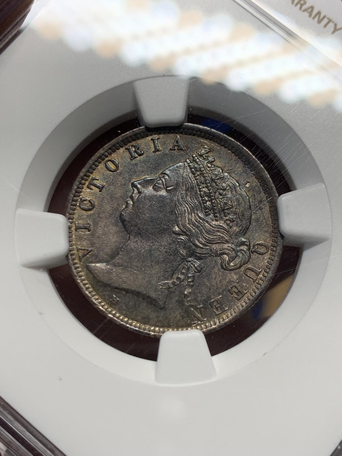 《竞宝斋》第434场 周日，周一2场连拍 （全场包邮） NGC AU58 英属海峡1897H维多利亚女王20分银币，双面顶级重五彩，发丝皇冠全深打，状态绝赞。铸量仅18万5千，后期高难年份，60分书价600美元，季军分，更高仅6枚。早在14年外拍同分就以250美元成交，包浆远不如此枚