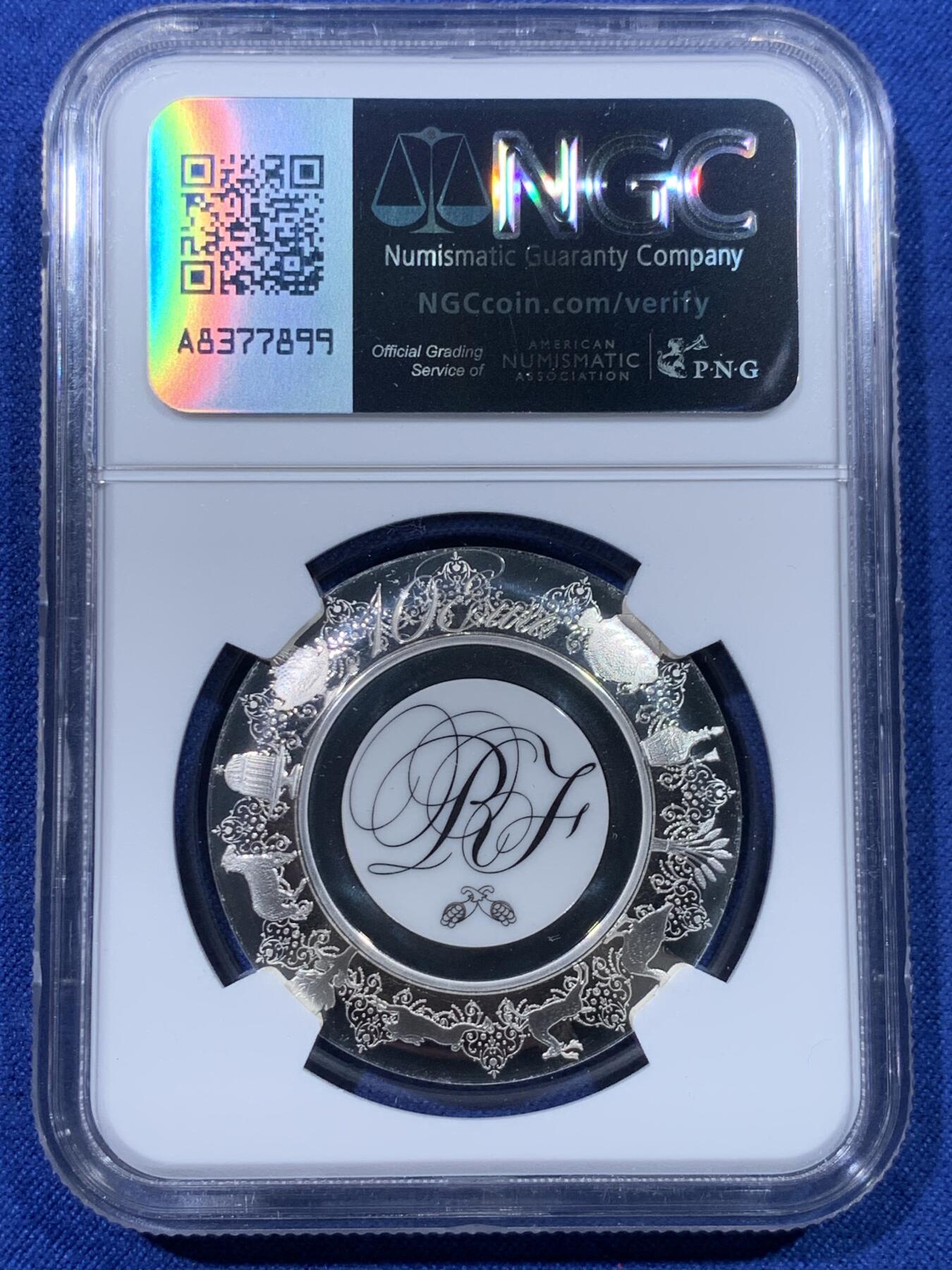 《竞宝斋》第434场 周日，周一2场连拍 （全场包邮） NGC PF69UC 法国2015年法兰西瑰宝-赛夫尔陶瓷10欧精制纪念银币（16.8克重，900银，币径37MM，限量发行5千枚，盒证齐全，袖珍银盘镶嵌陶瓷艺术品，回光流转熠熠生辉！）