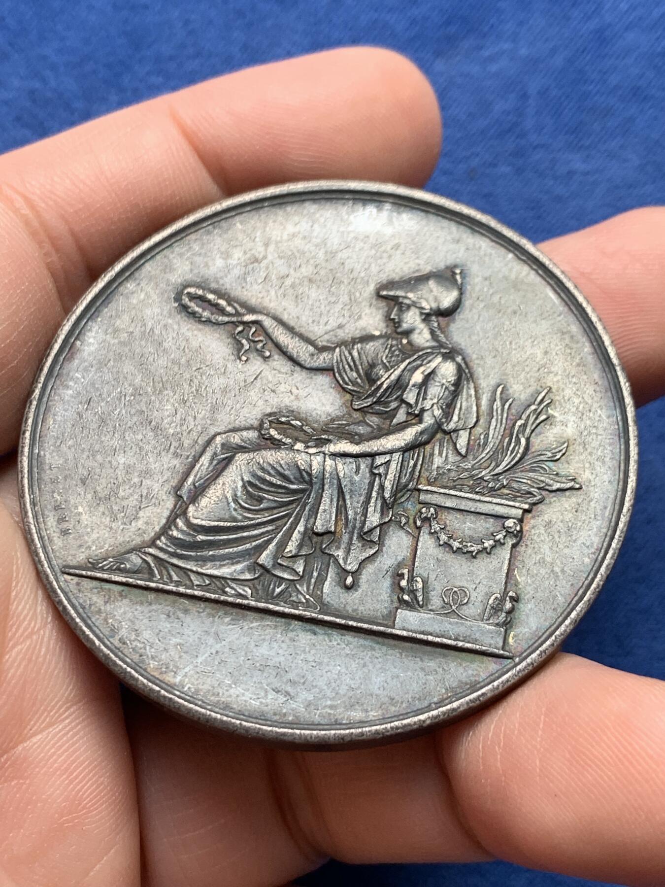 《竞宝斋》第434场 周日，周一2场连拍 （全场包邮） 法国巴黎雅典娜女神大银章 丰饶角银标 62.05克 50.6mm 12点处有钻孔