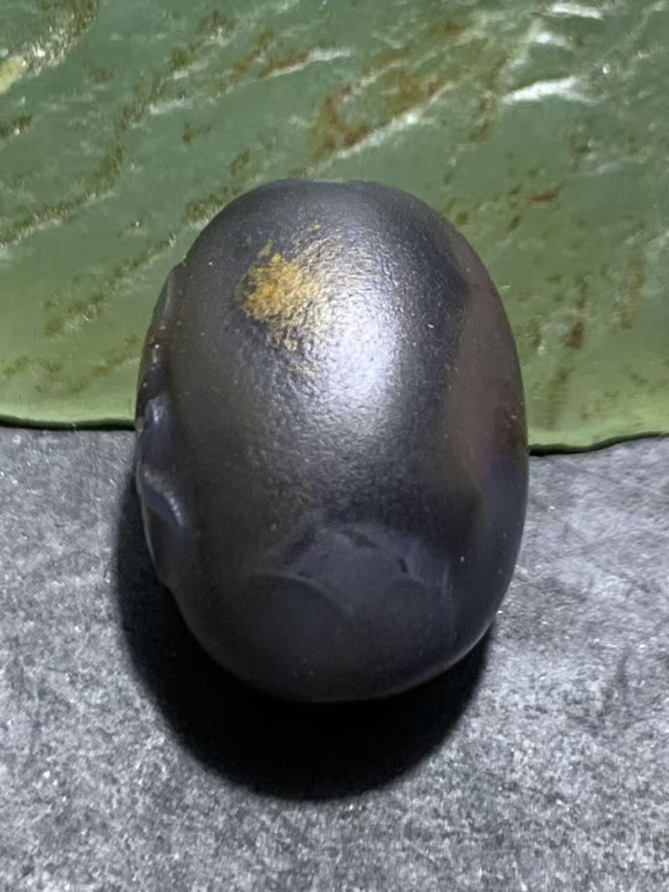 精美亚光风化纹冻料战国红玛瑙手工雕刻缘字随形珠一颗！