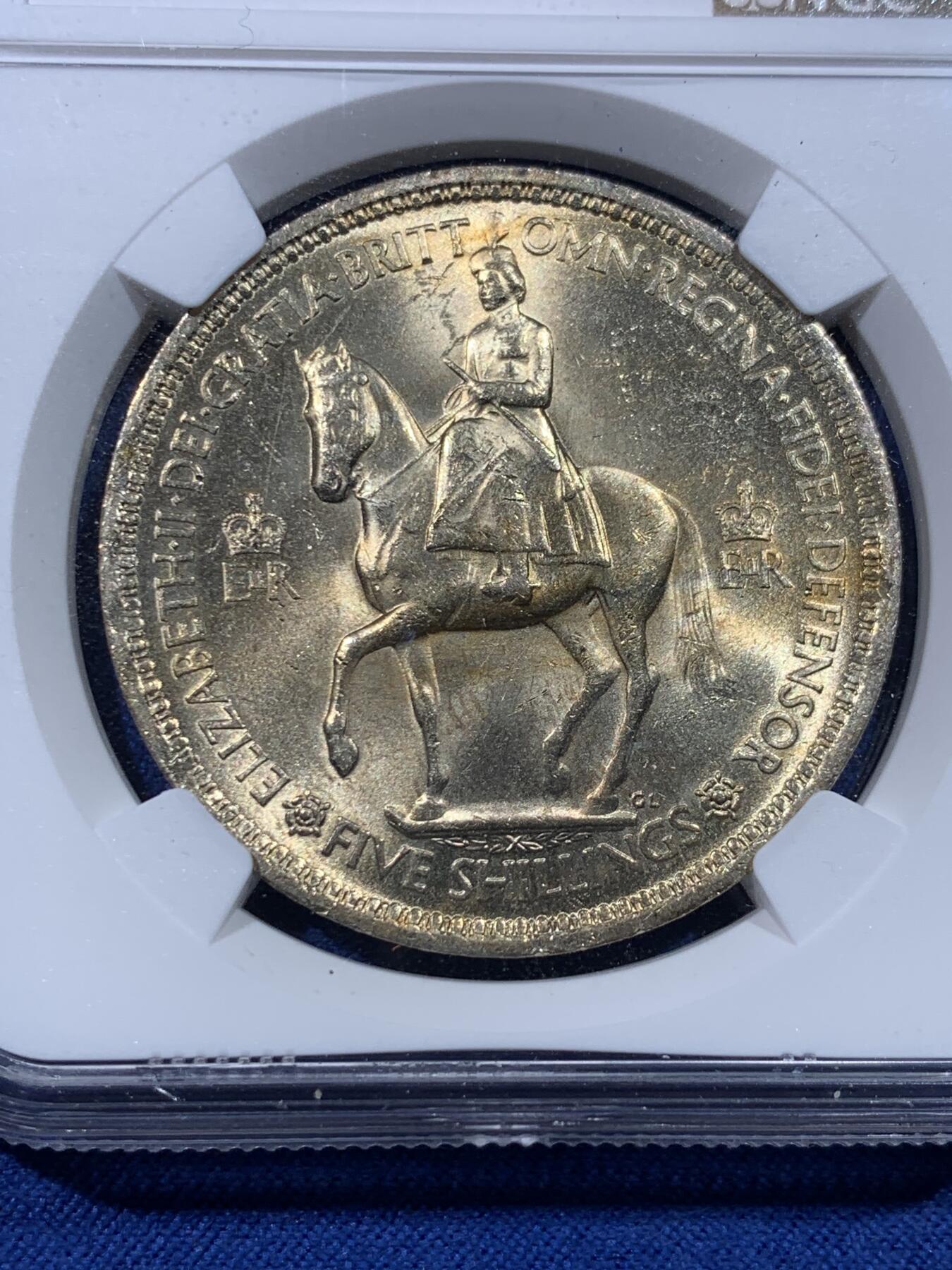 《竞宝斋》第434场 周日，周一2场连拍 （全场包邮） NGC MS64 英国1953年伊丽莎白二世女王登基纪念克朗，原汁原味黄金彩老包浆，包浆醇厚，转光强烈细节优秀，状态极佳。